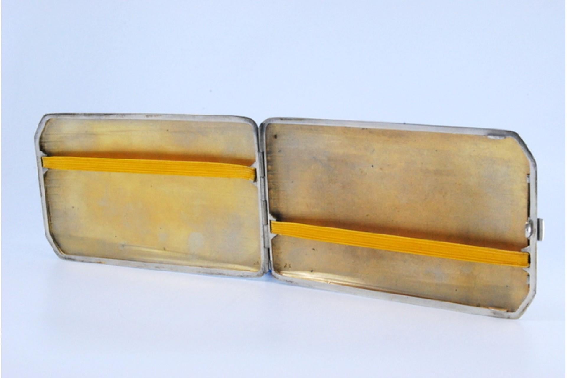 Silver case with lengthwise bands, monogram and gold interior For Sale 2