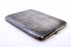 Caja de plata con bandas guilloché longitudinales, tapa abatible e interior de oro