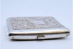 Boîte en argent avec palmiers, figures mythiques en relief et intérieur en or.