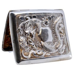 A. Silver Gehäuse mit Palmen, mythischen Figuren in Relief und goldener Innenausstattung