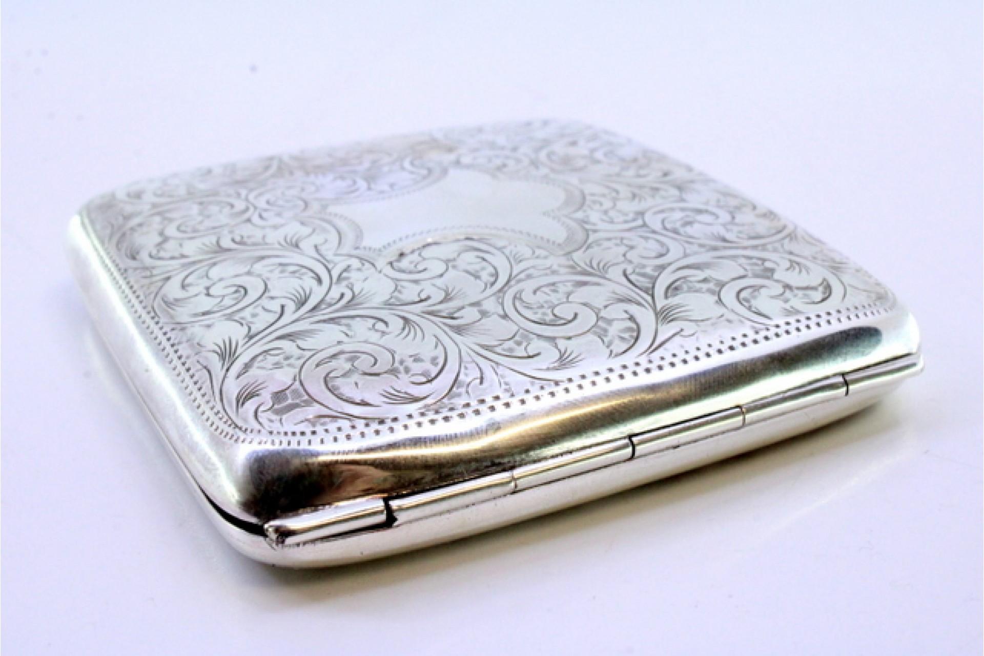 Silver case with plant engravings around curved monogram card In Good Condition For Sale In Porto, PT