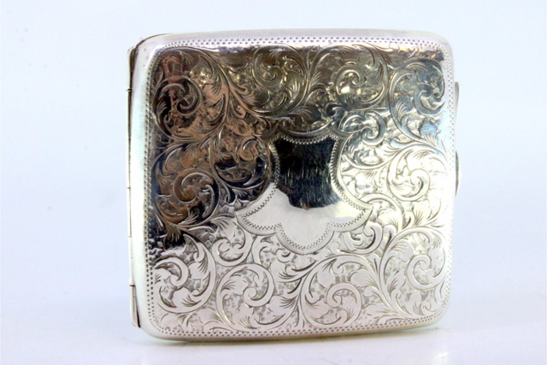 20th Century Silver case with plant engravings around curved monogram card For Sale