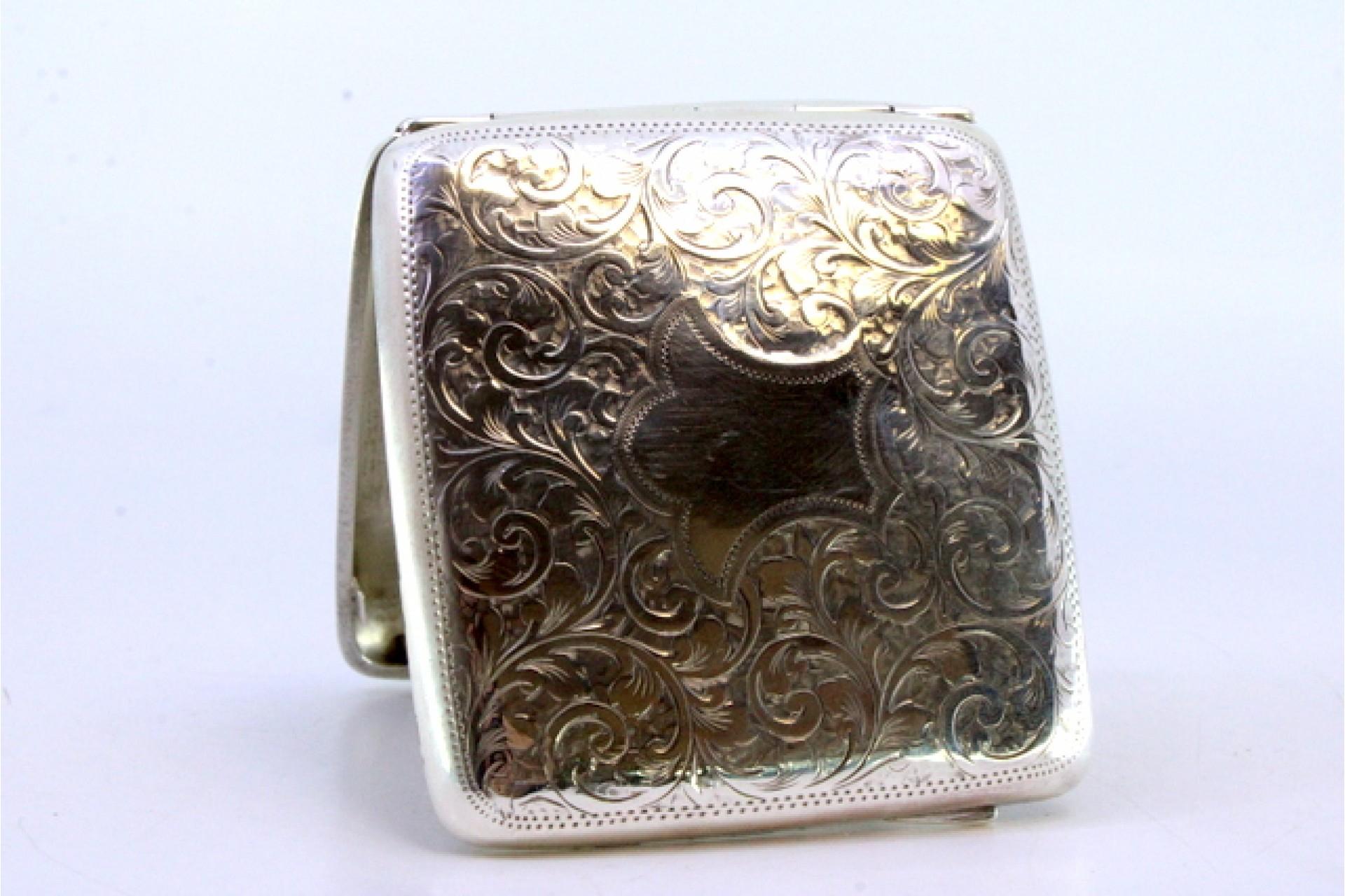 Silver case with plant engravings around curved monogram card For Sale 2