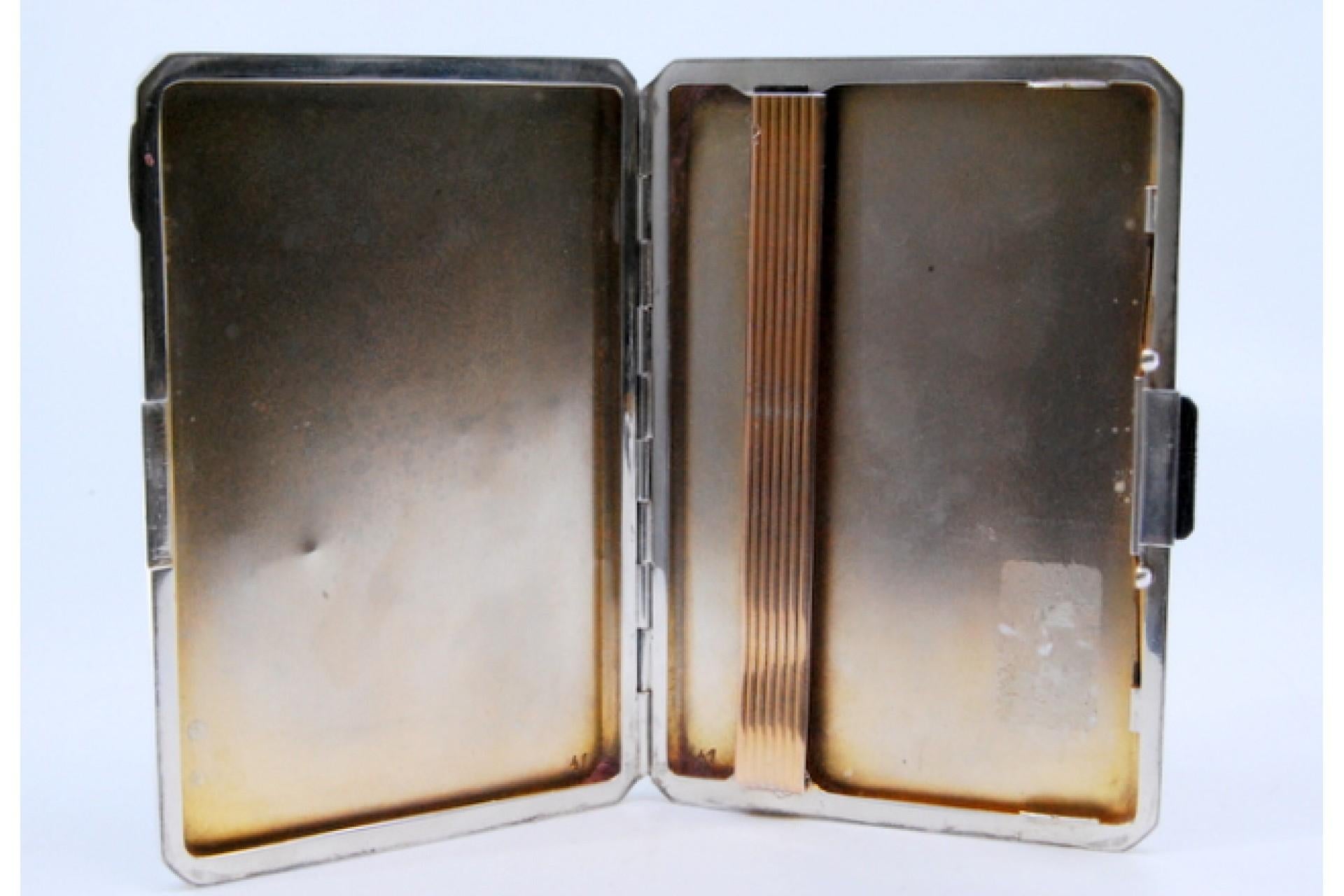 Silver case with raised bands, gold holder and hinged lid For Sale 1