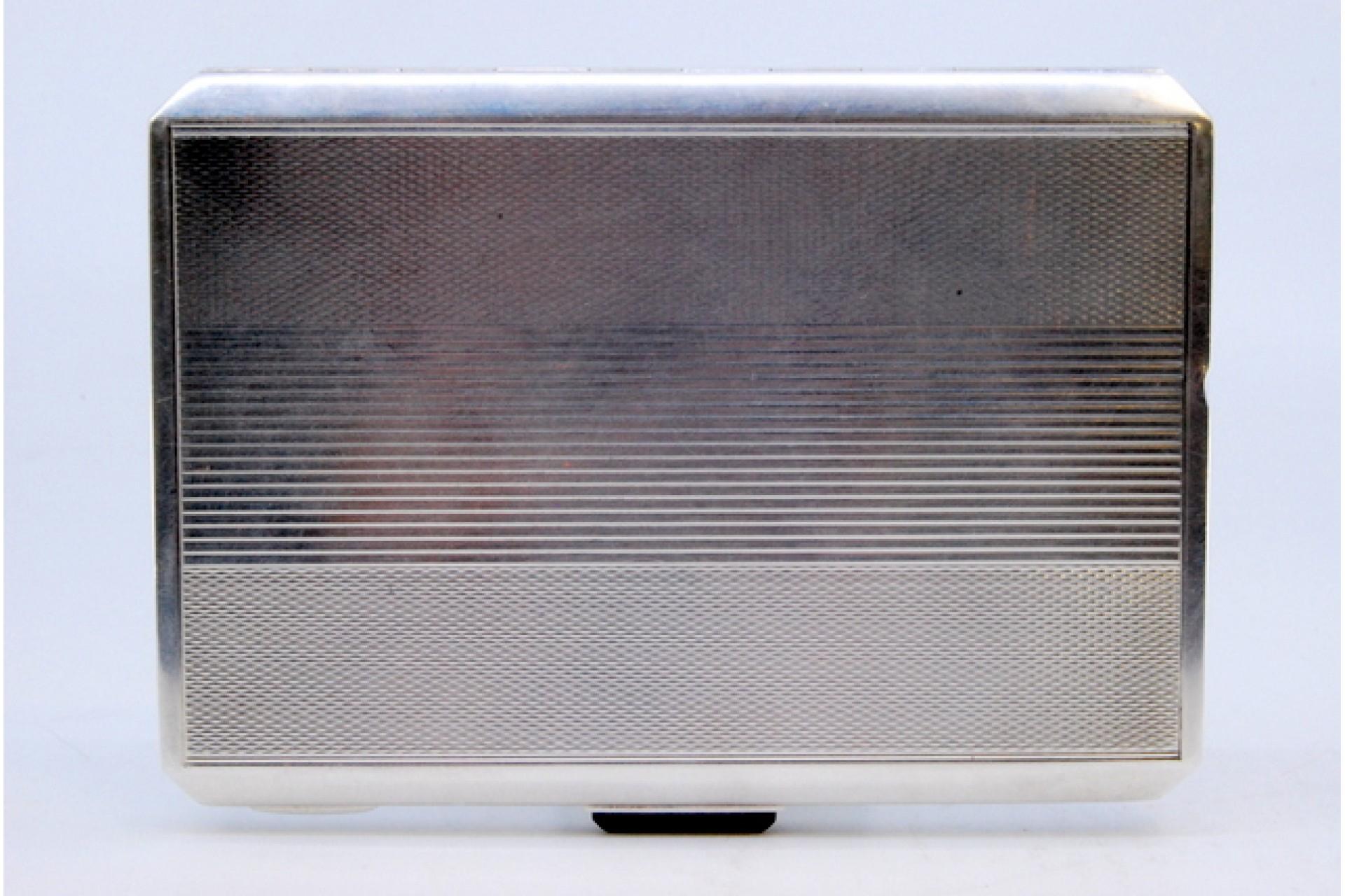 Silver case with raised bands, gold holder and hinged lid For Sale 2