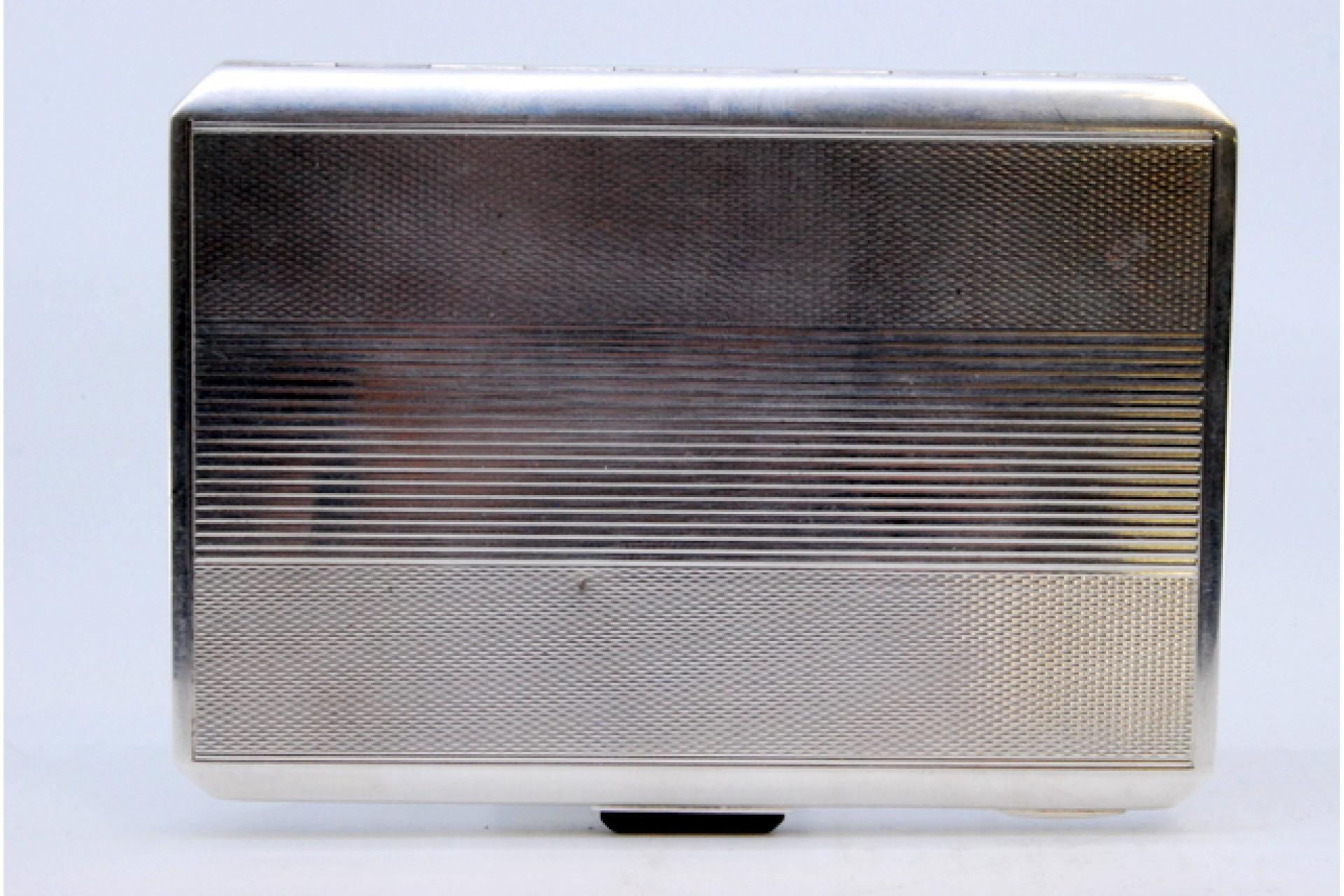 Silver case with raised bands, gold holder and hinged lid For Sale 3