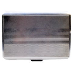 Silver case with raised bands, gold holder and hinged lid Silver case with raised bands, gold holder and hinged lid