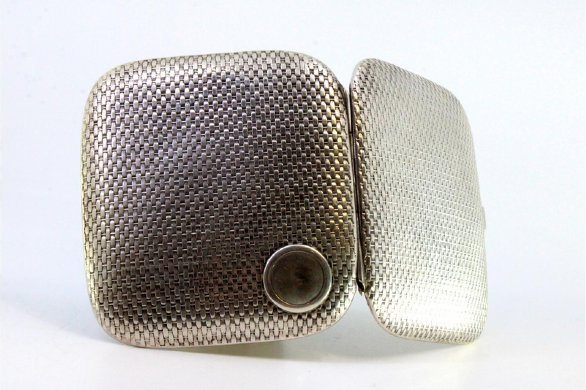 Silver case with recessed reliefs around monogram and gold interior In Good Condition For Sale In Porto, PT