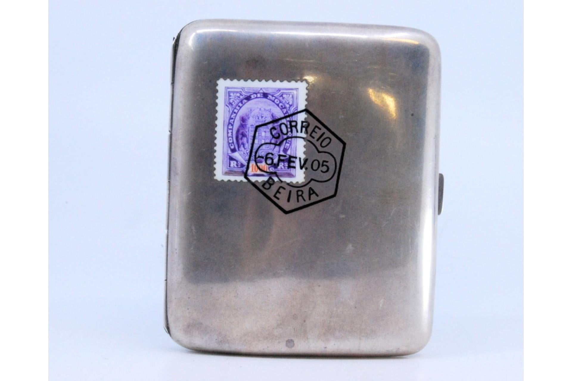 Silver case with smooth lid and enamel Mozambique seal In Good Condition For Sale In Porto, PT