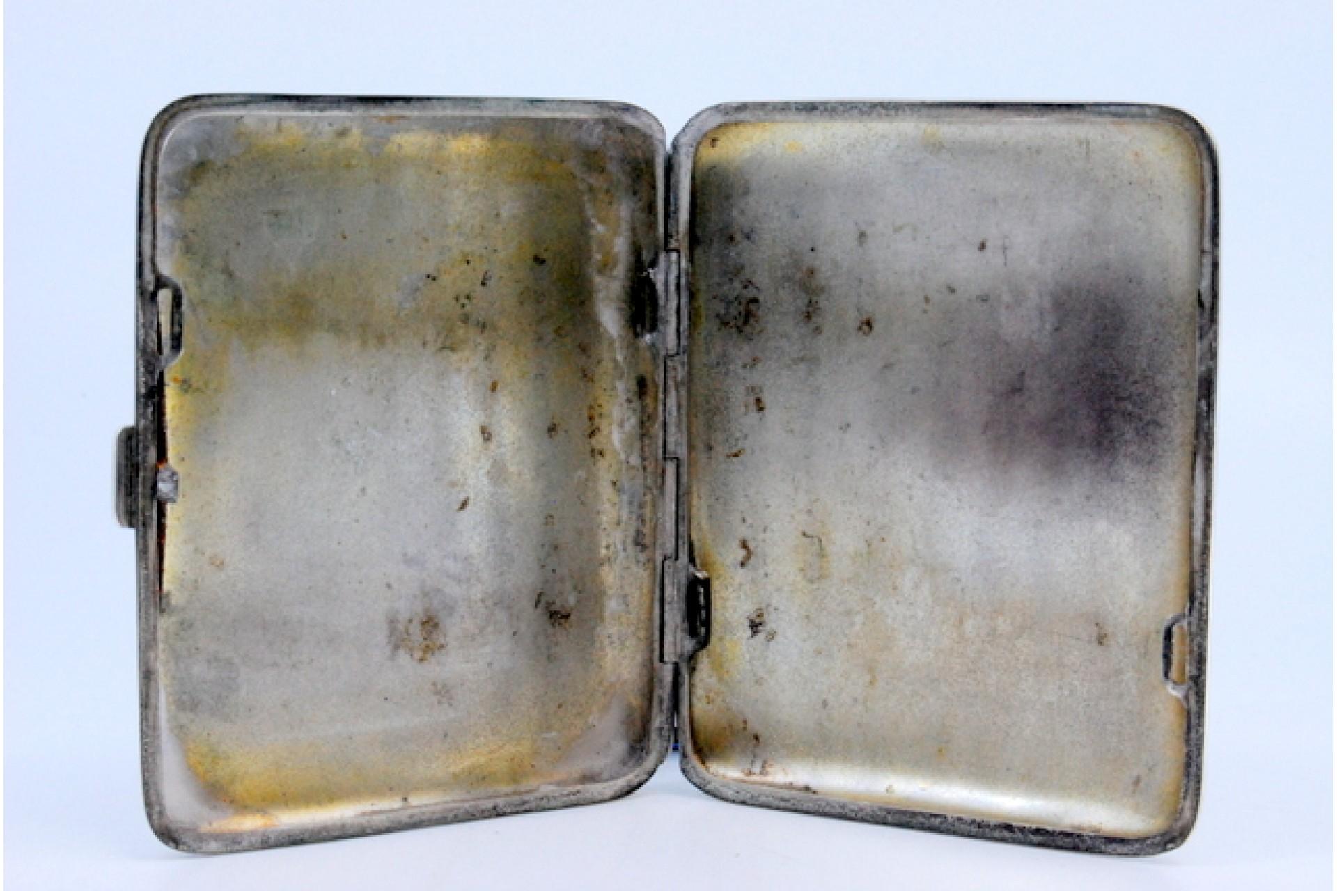 Silver case with smooth lid and enamel Mozambique seal For Sale 1