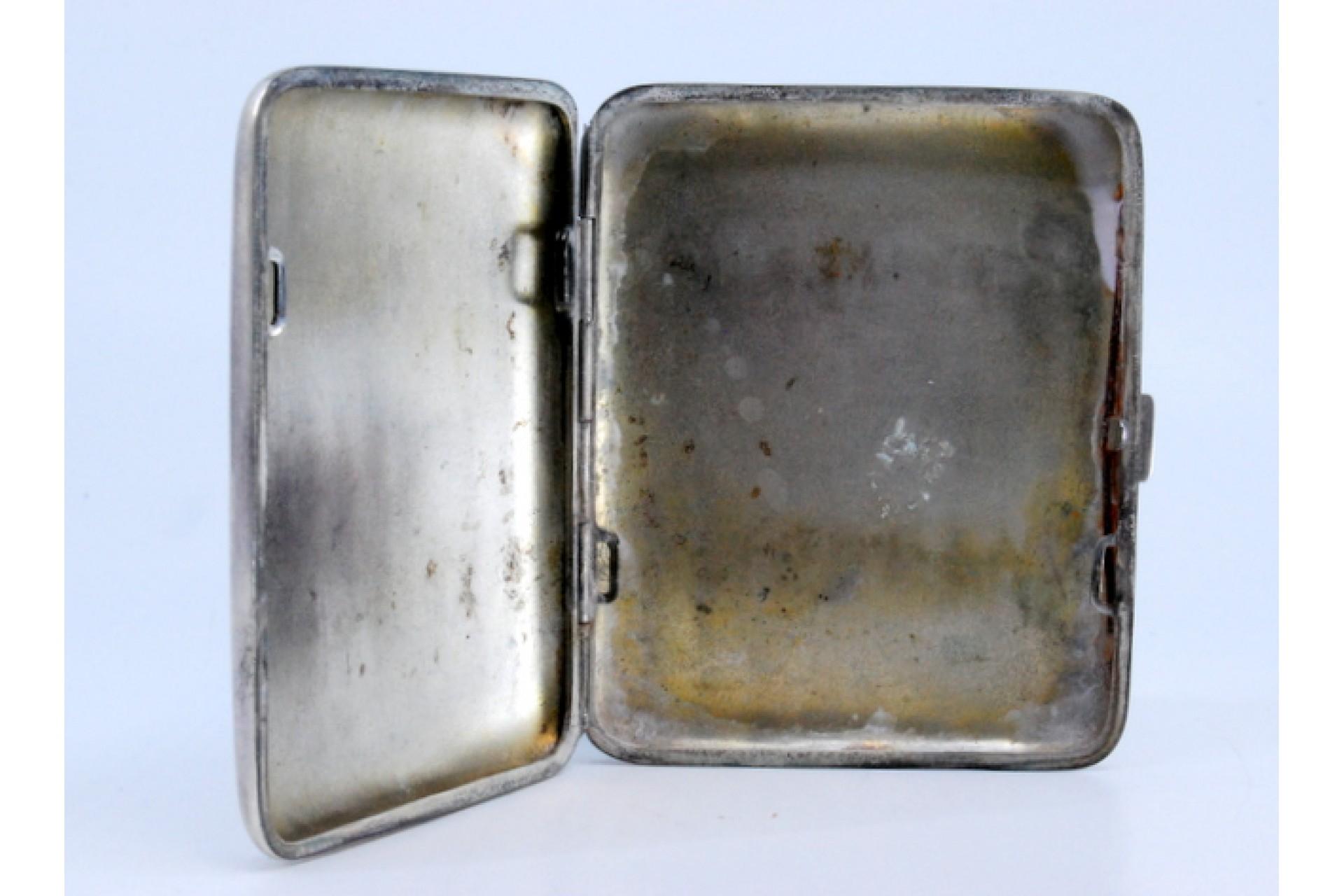 Silver case with smooth lid and enamel Mozambique seal For Sale 3