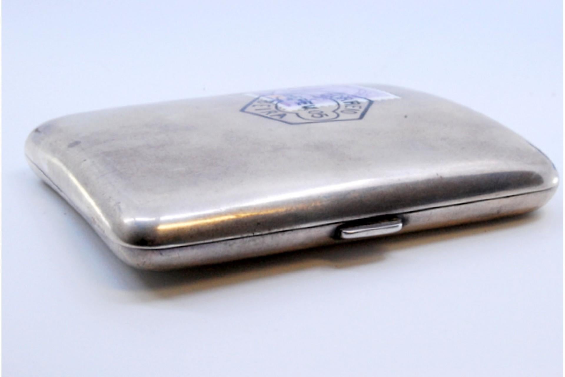 Silver case with smooth lid and enamel Mozambique seal For Sale 4
