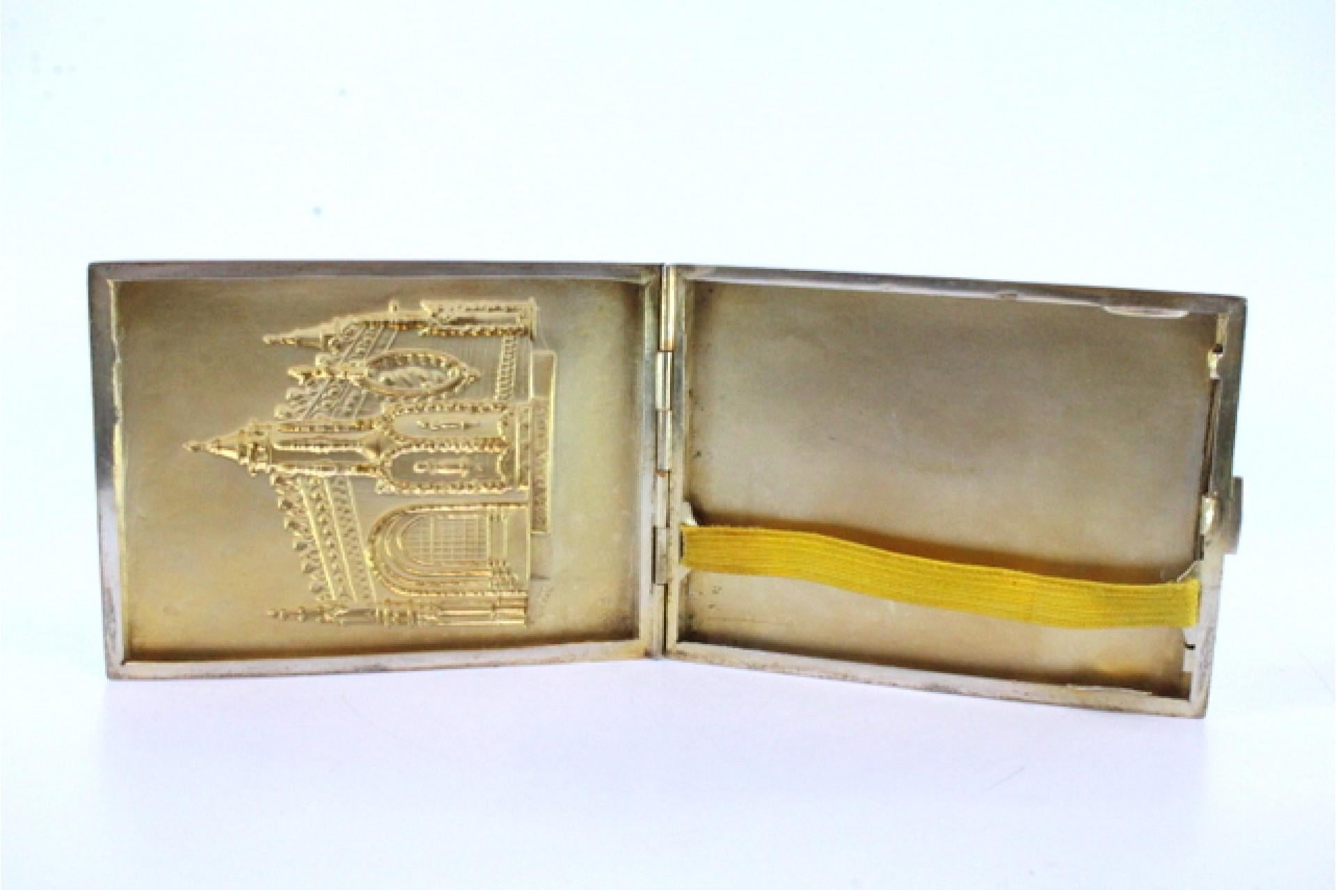 Silver case with Tomar Convent relief on lid and gold interior In Good Condition For Sale In Porto, PT