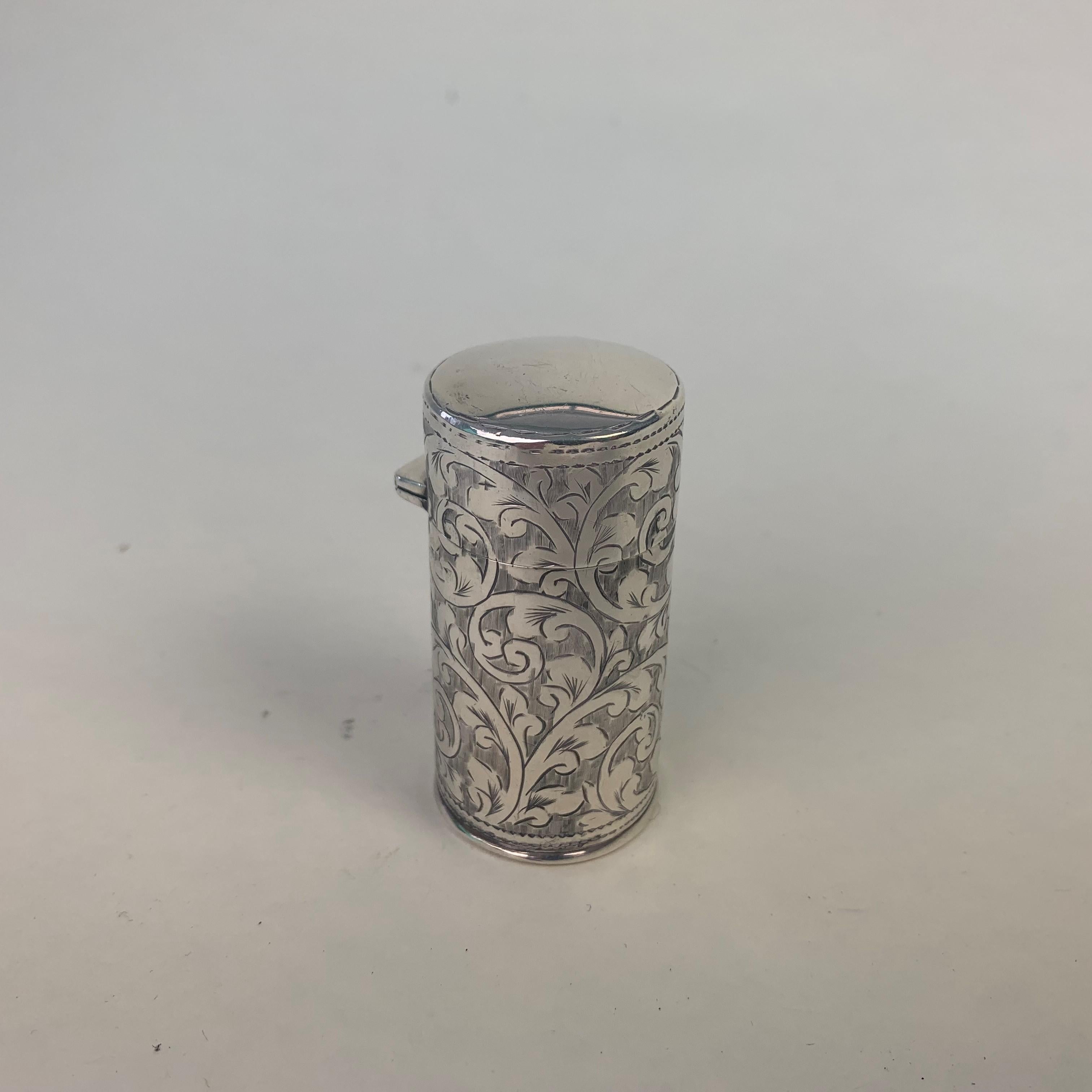 A fine quality silver cased scent bottle engraved with scrolling leafy decoration. The snap-shut hinged lid enclosing the original glass stopper which fits inside the fixed glass lining.
Hallmarked Birmingham 1905 by Benjamin Thomas Greening.