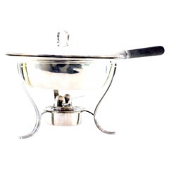 Cocotte en argent avec bouton ouvert sur le couvercle lisse et rainuré, poignée en bois