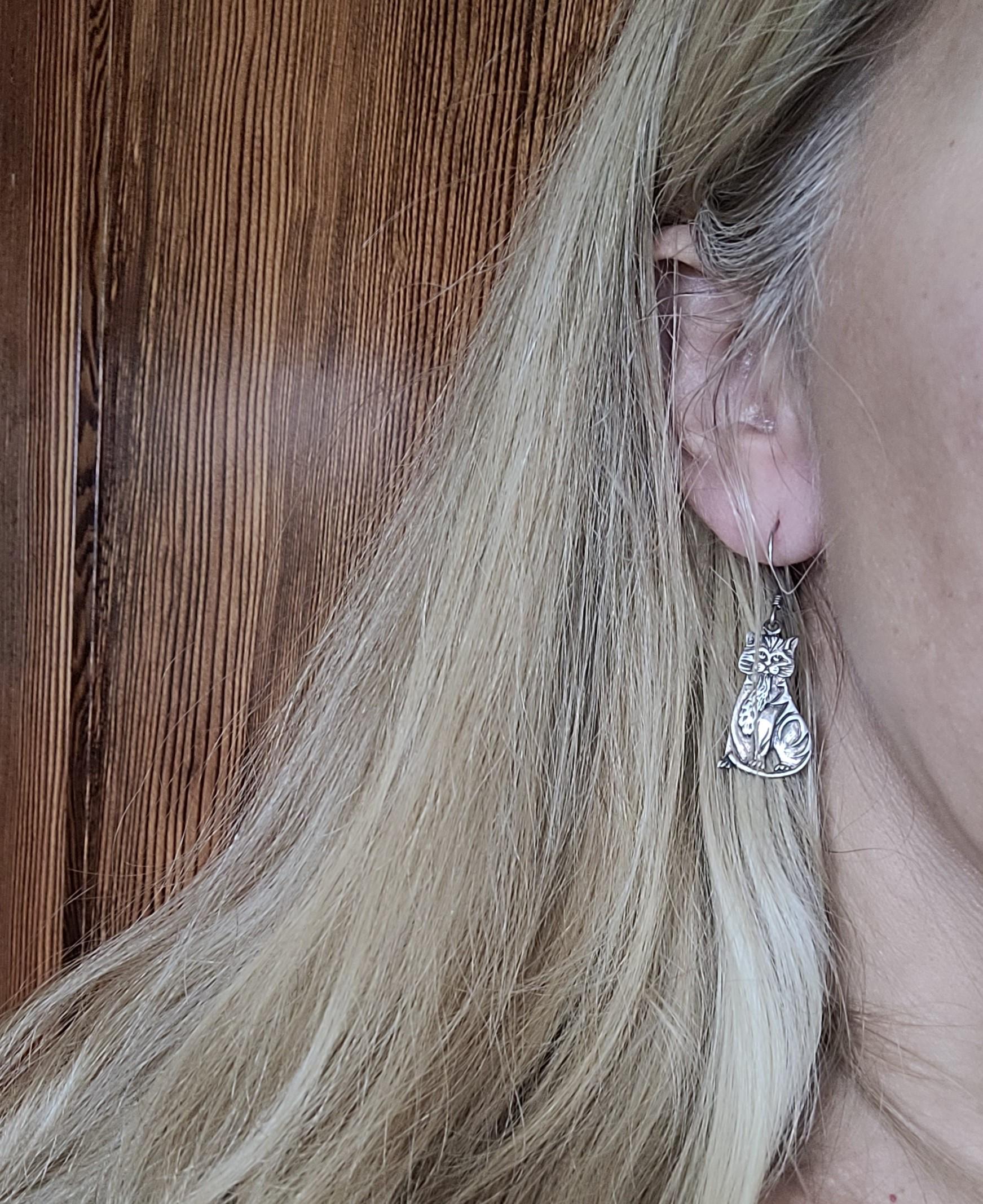 Silver Cat Hook Earrings Stamped 925, 25mm total Length, 4.5grams, 10-15mm Wide In Good Condition In Rancho Santa Fe, CA