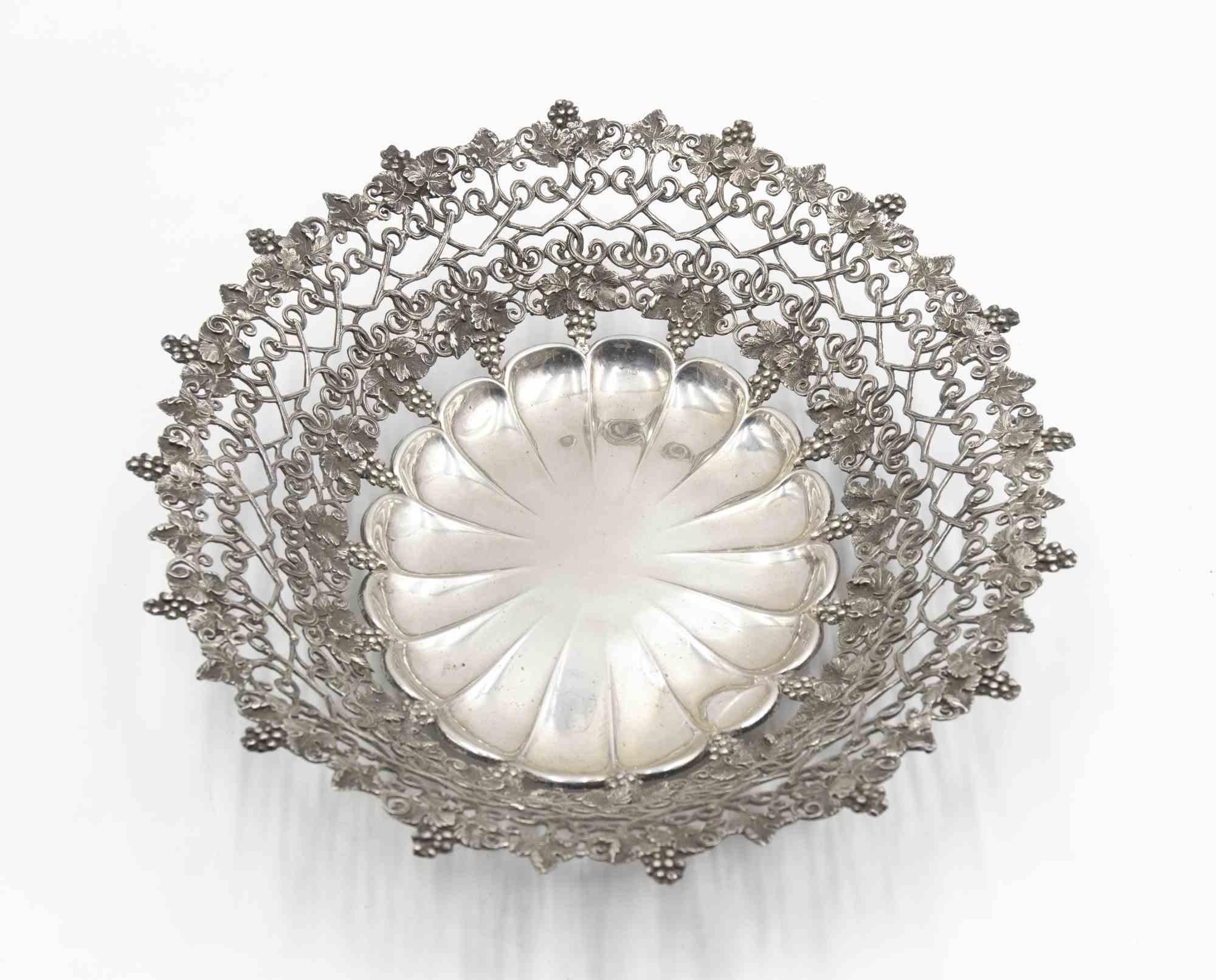 Vintage silver centerpiece realized by italian manufacture in the mid-20th Century.

 Silver 800, hallmark in base.

Very good condition.