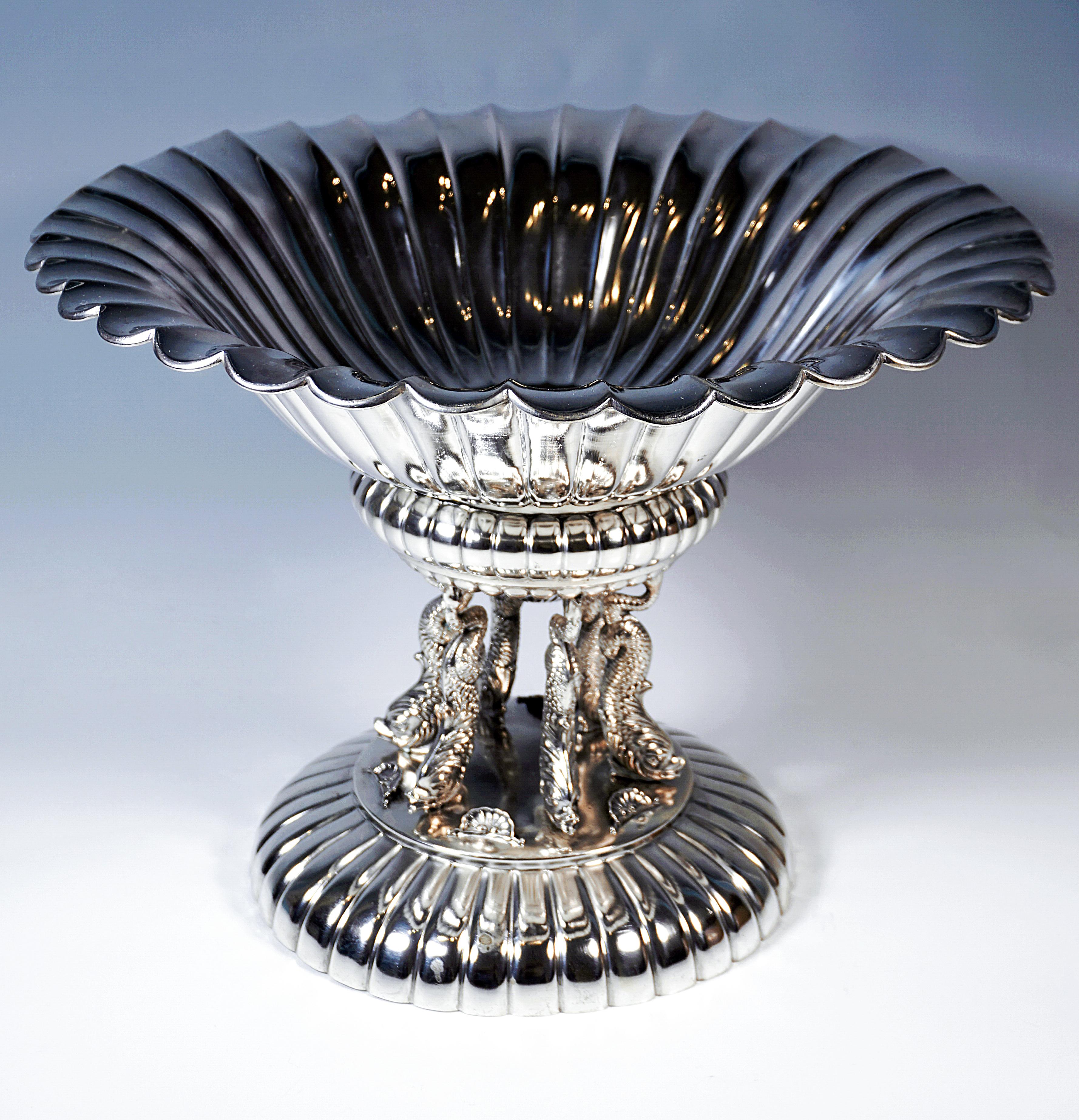 Art Nouveau Ciotola d'argento a centrotavola trasportata da delfini, Francia, prima metà del XX secolo in vendita