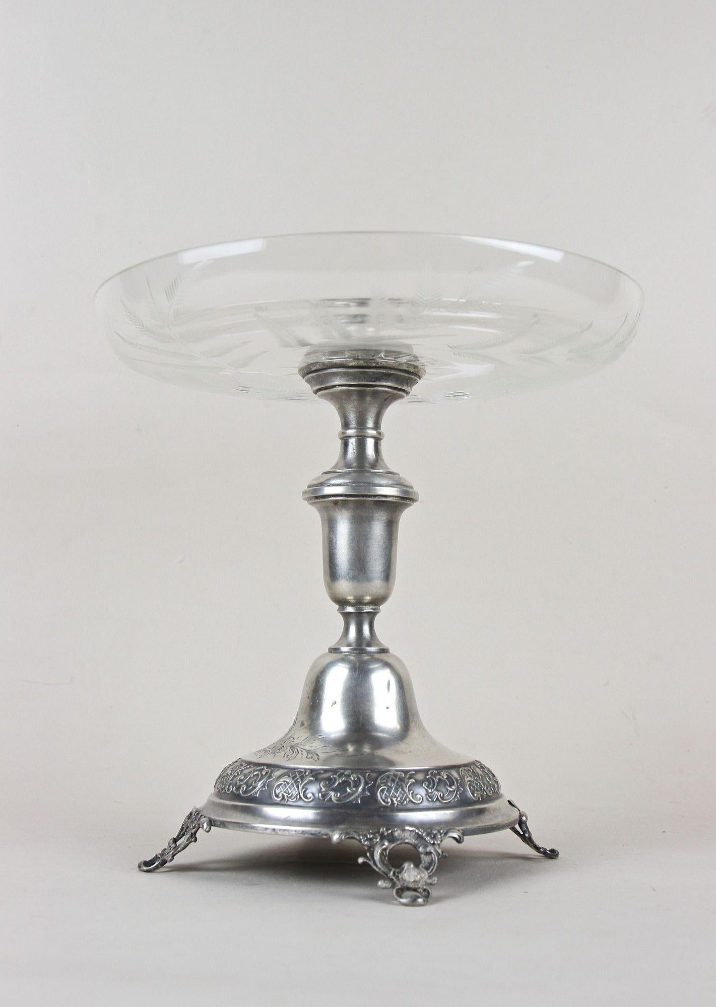 Tafelaufsatz aus Silber mit gravierter Glasschale, gestempelt, Österreich ca. 1895 im Zustand „Gut“ im Angebot in Lichtenberg, AT