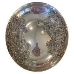 Centre de table en argent avec décorations florales