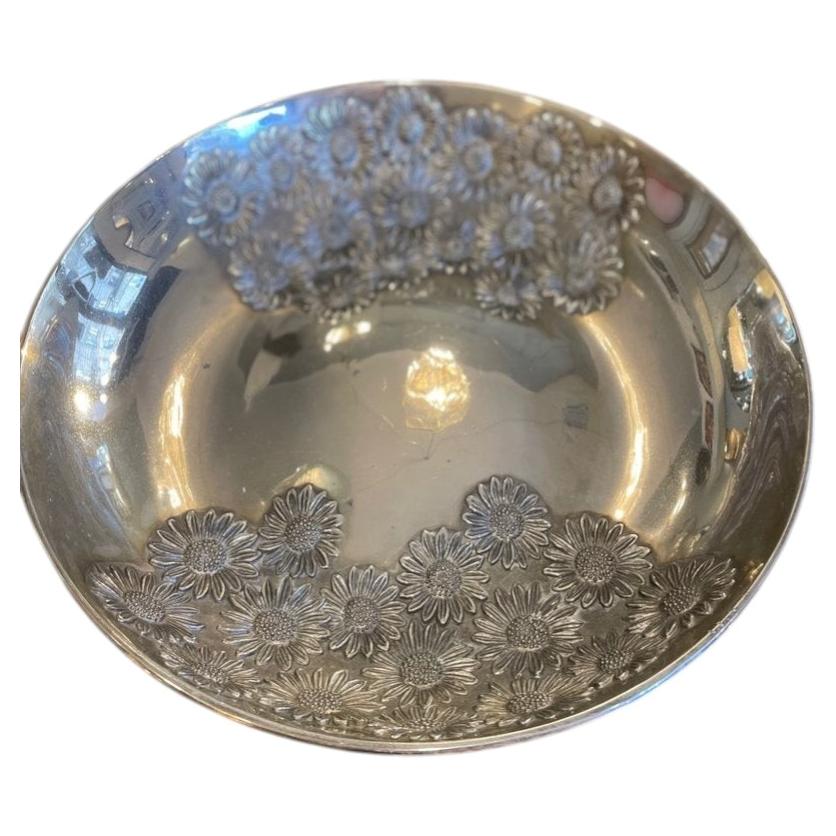 Silver Centerpiece With Floral Decorations in vendita