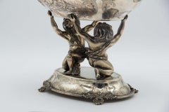 Centrotavola in argento con coperchio smerlato