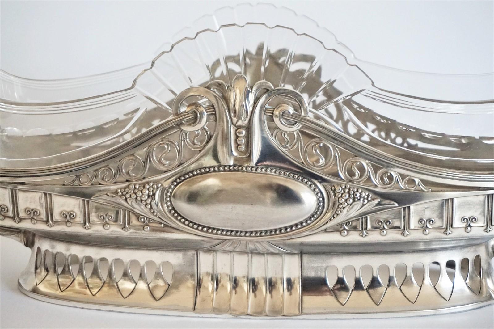 Centro de mesa de plata con forro original de cristal tallado, Austria, 1900-1910 en Bueno estado para la venta en Frankfurt am Main, DE