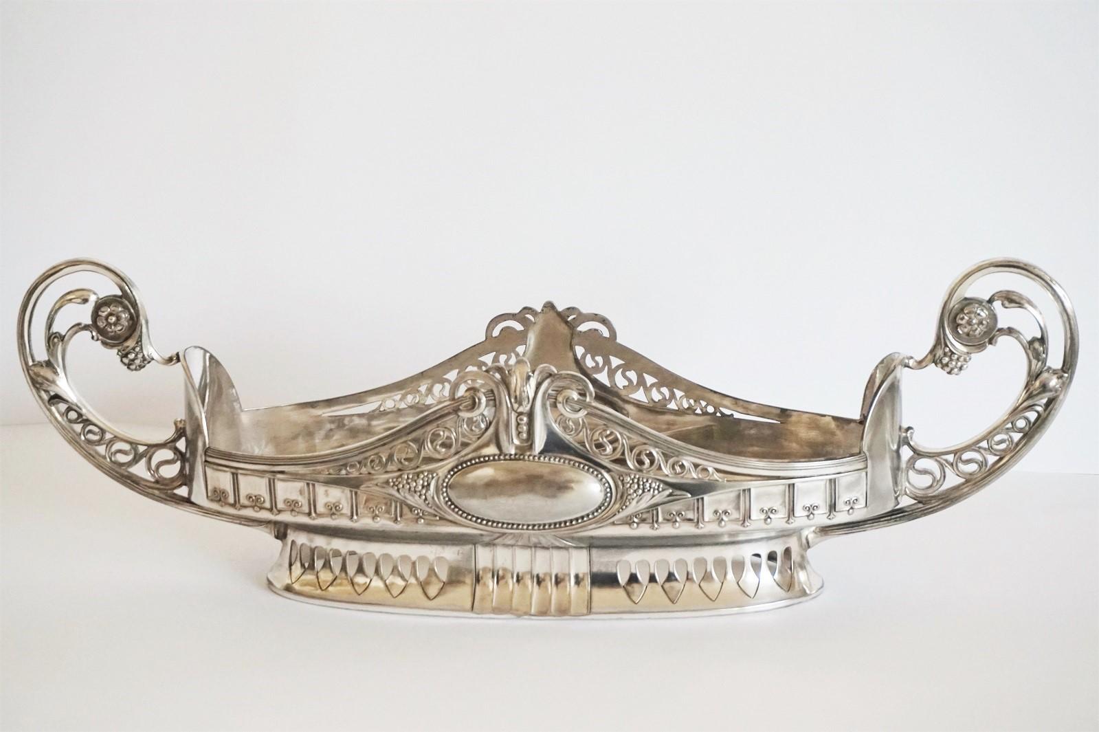 Tafelaufsatz aus Silber mit Originalschliff-Kristallfutter, Österreich, 1900-1910 im Angebot 1