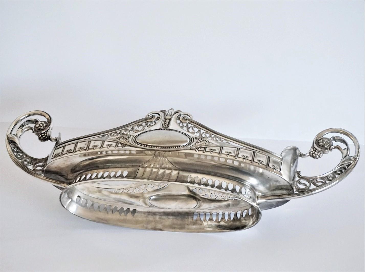 Centro de mesa de plata con forro original de cristal tallado, Austria, 1900-1910 en venta 1