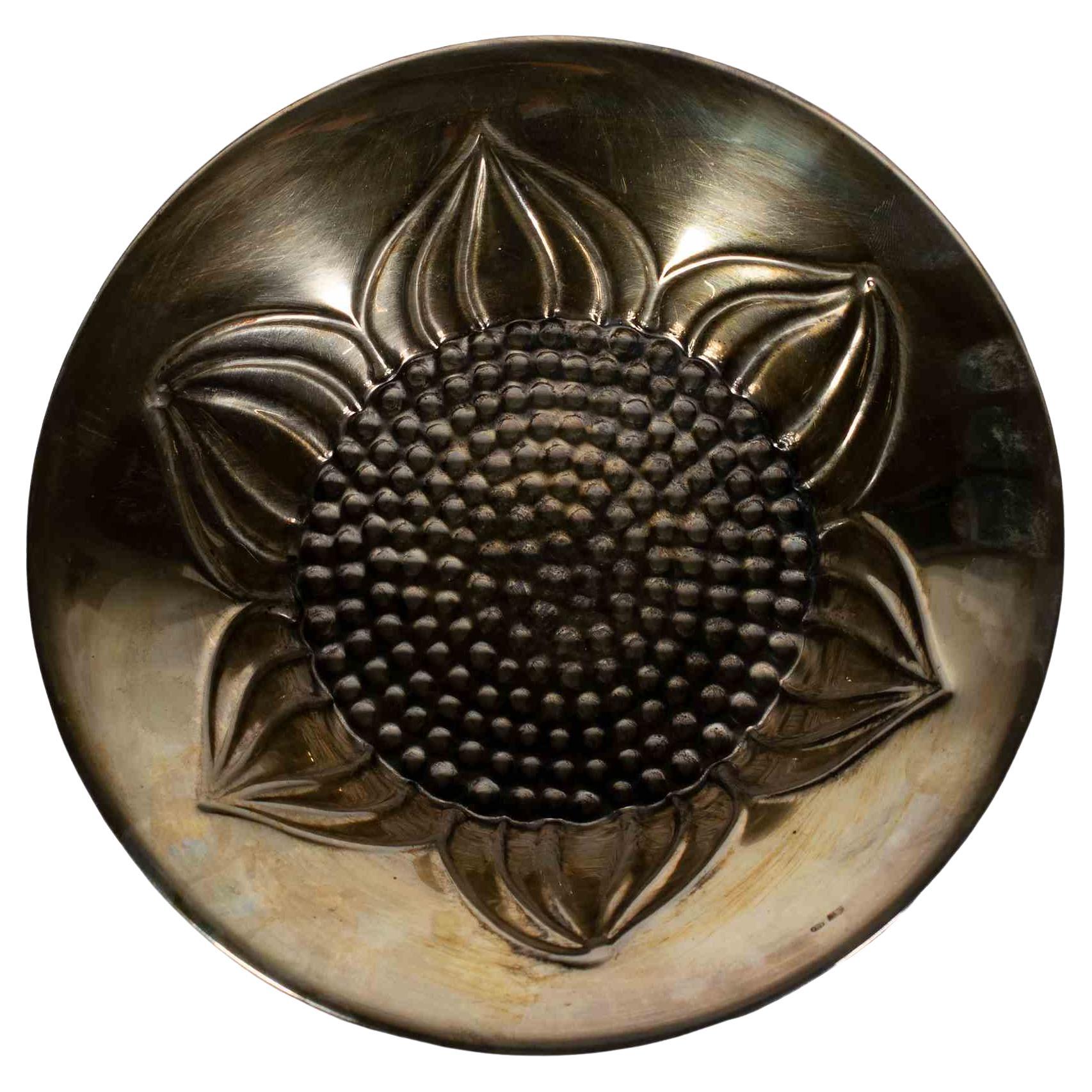 Silver centrepiece with sunflower is a precious decorative object realized in the Mid-20th Century.

Very elegant centrepiece made at the beginning of 1900s.

Finely decorated with a very elegant sunflower shape decoration.

Give a touch of