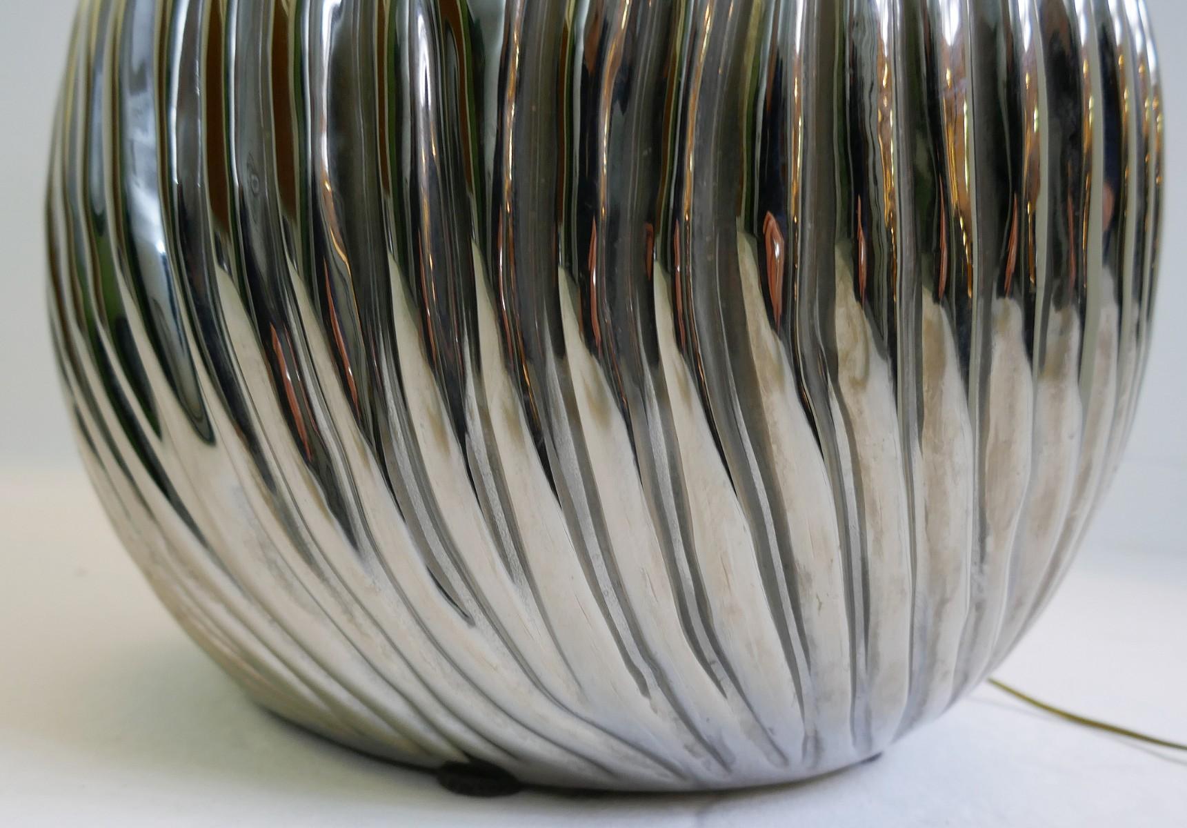 Silberne Keramik-Tischlampe, Italien, 1970er Jahre (Ende des 20. Jahrhunderts) im Angebot