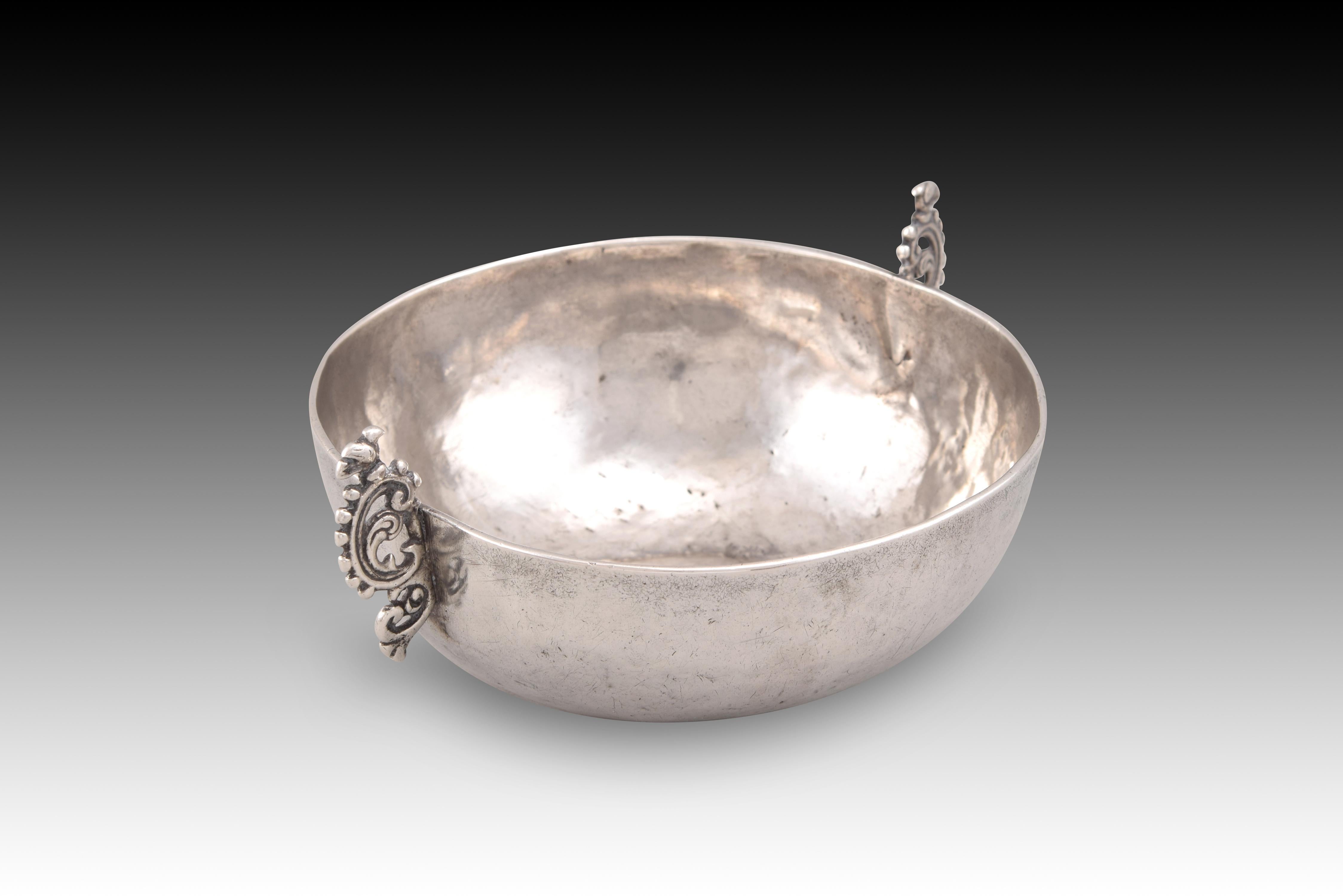 Bernegal or trembling with handles. Silver. Spain, 18th century. 
Avocado shaker in its color with a circular base, without base or foot, and a hemispherical body that is wider at the top, which has two handles on the sides. These present two