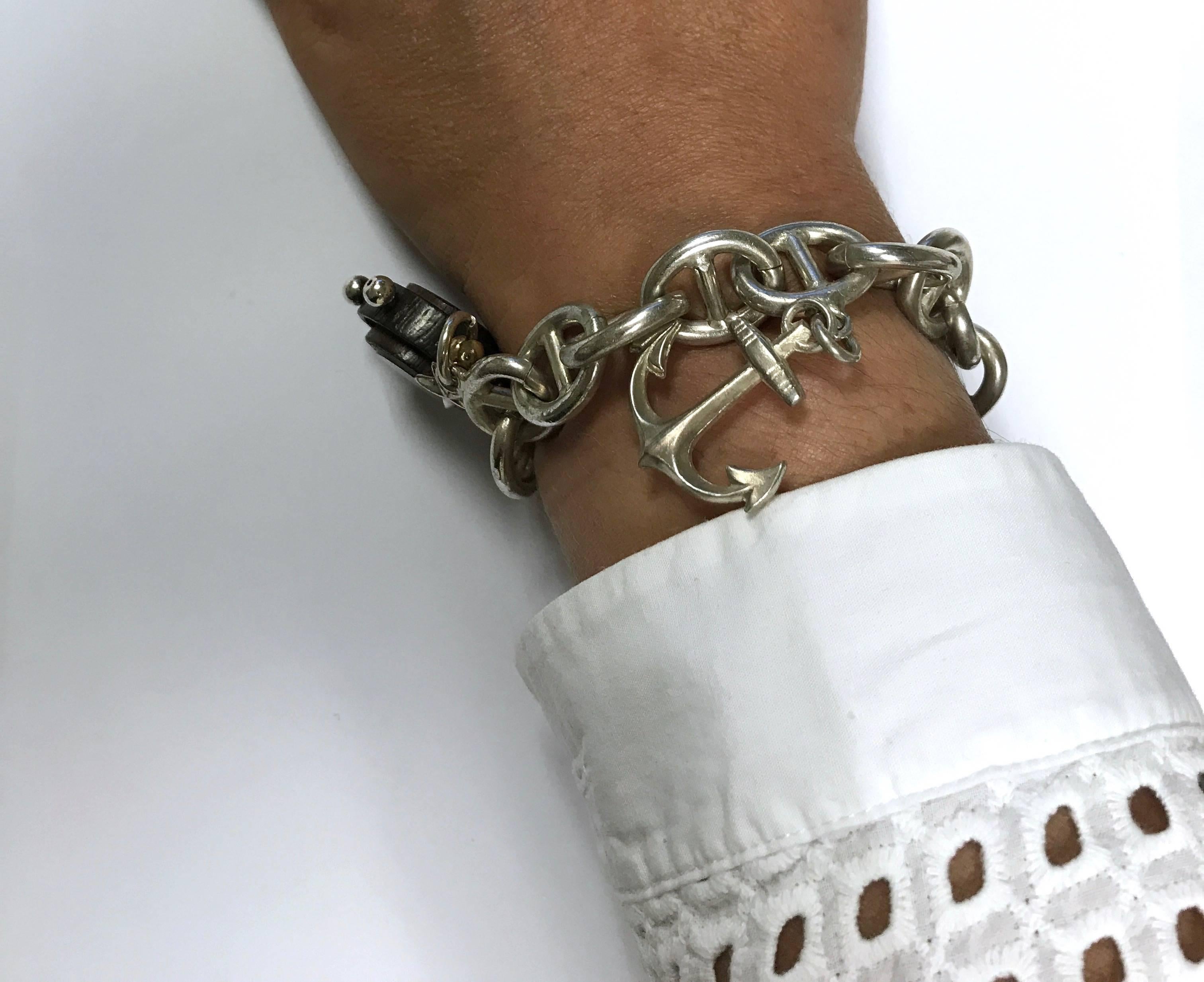 Welcome to Mesure et art du temps, your destination of choice for one-of-a-kind pieces. We are delighted to present this splendid silver chain bracelet, adorned with charms evoking the enchanting atmosphere of the sea air. Each charm tells a story