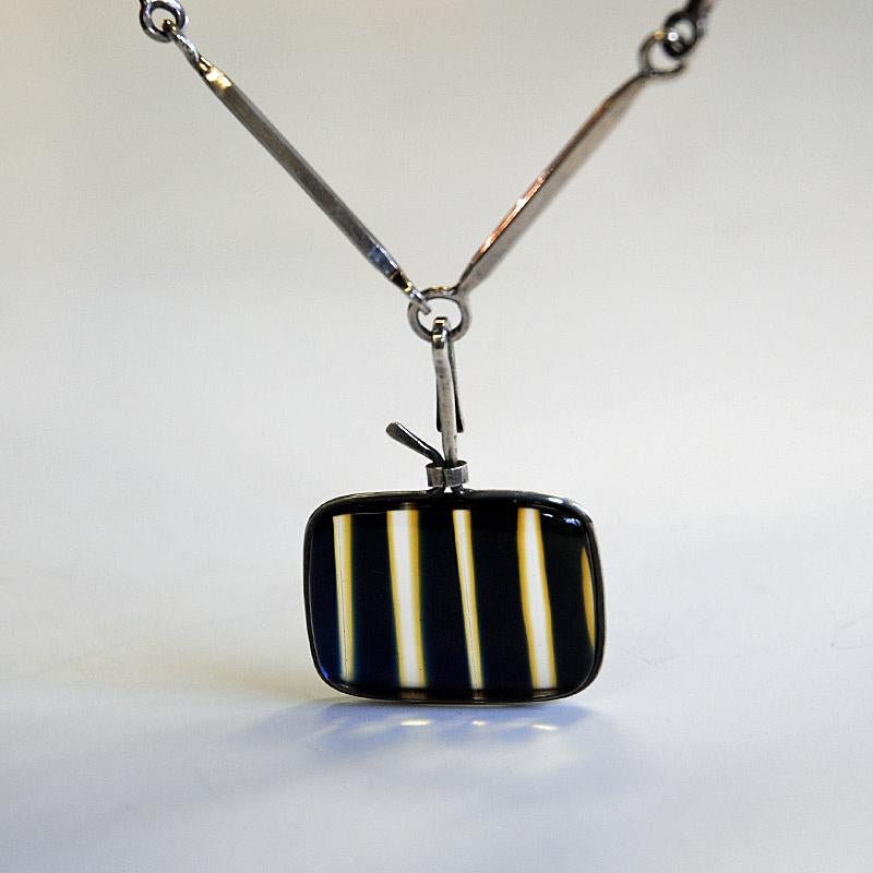 A beautiful vintage rod chain necklace by Bengt Liljedahl, Stockholm 1959, Sweden  -  Fantastic clear, yellow and black striped mounted glass pendant decorated with smaller yellow stripes inbetween. Surrounded by a thin silverframe. A lovely vintage