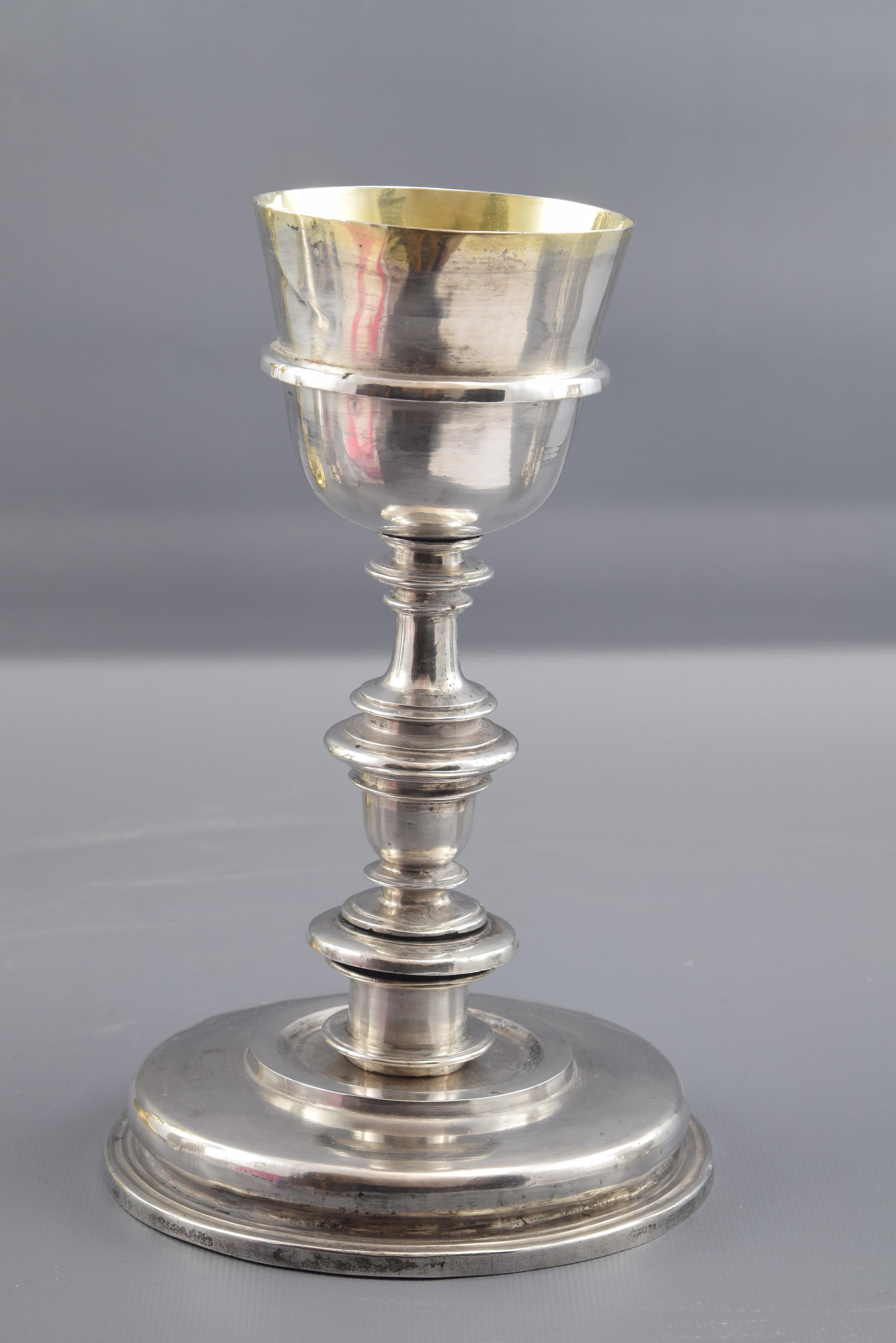 Chalice. Silver, circa 1680 Possibly Mexico.
No contrast marks, with property registration.
Silver chalice (in its exterior color, surpassed inside the cup), with circular base, raised towards the axis or foot; this one presents a succession of