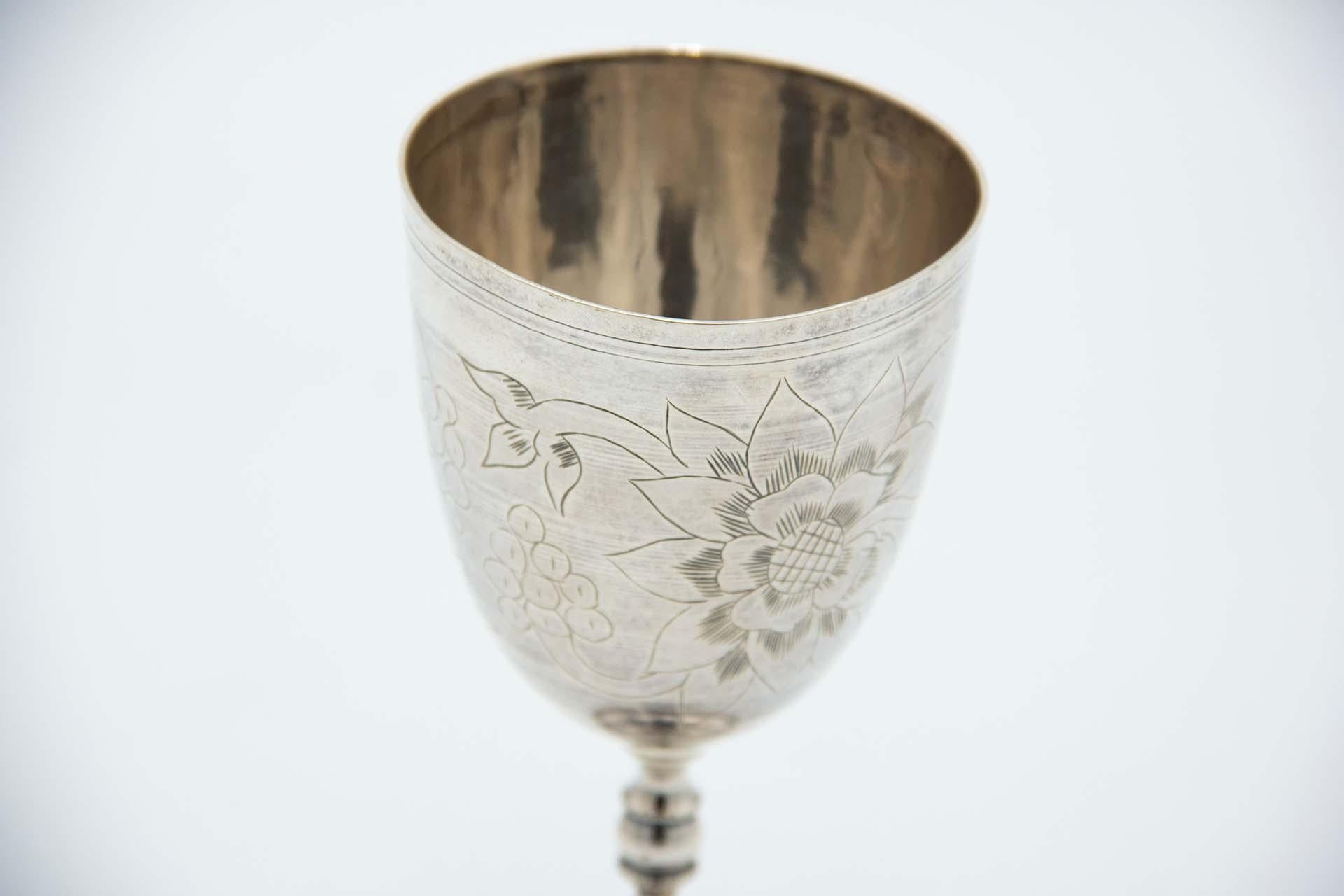 Beschreibung: Silberner Kelch mit rundem Sockel und eingravierten floralen Motiven im arabischen Stil. Metall: Silber. Herkunft: Arabisch. Marke: Unbekannt. Gewicht: 186,82 Gramm. Abmessungen: 7,5 cm x 13,7 cm. Inhalt: 900/1000. Prüfzeichen: Ja.