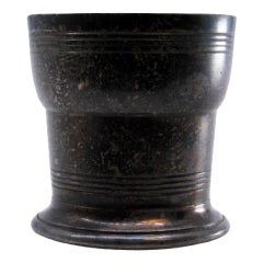 Cáliz de plata con grabados en el borde y base redonda