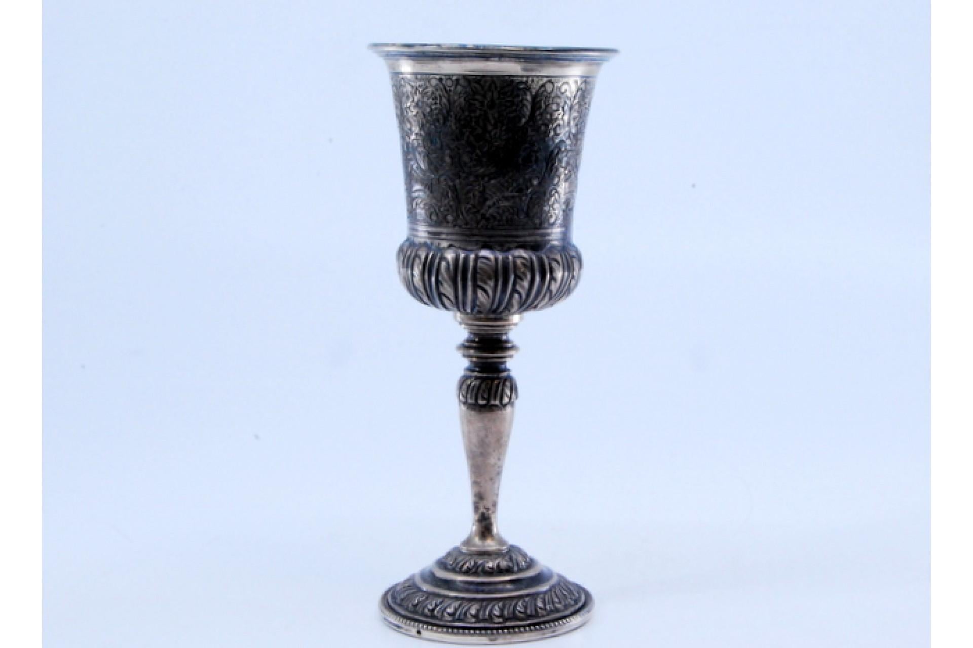 Beschreibung: Silberner Kelch mit Reliefs auf der runden Basis und Gold auf der Innenseite. Metall: Silber. Herkunft: Portugiesisch. Marke: Eagle Head. Gewicht: 82,41 Gramm. Abmessungen: 11x4,2cm. Inhalt: 833/1000. Prüfzeichen: Ja, zwischen 1938 und