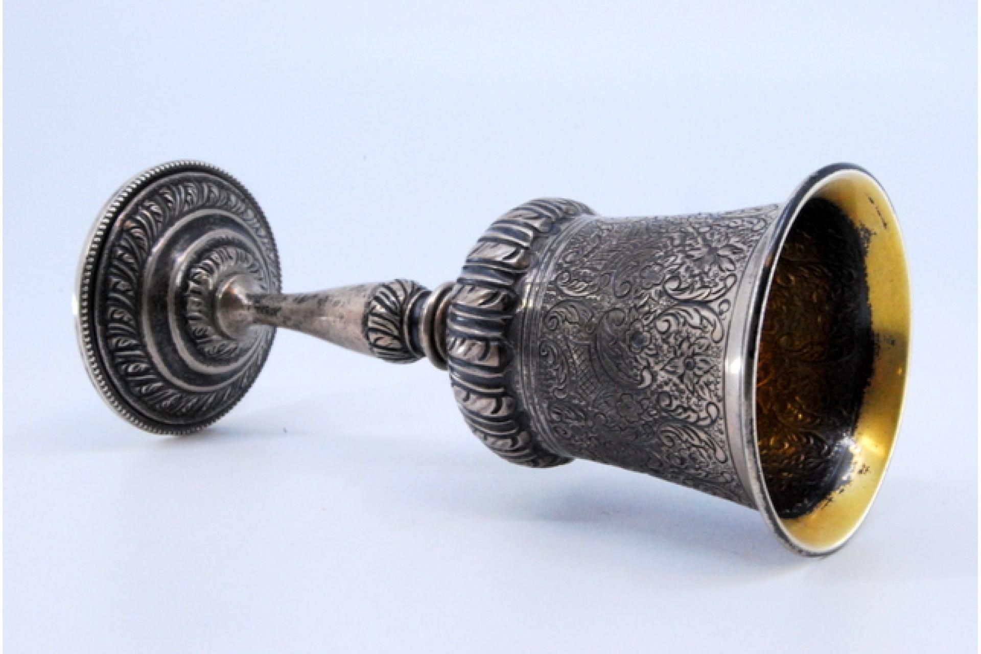 Silver chalice with reliefs on the round base and gold on the inside im Zustand „Gut“ im Angebot in Porto, PT