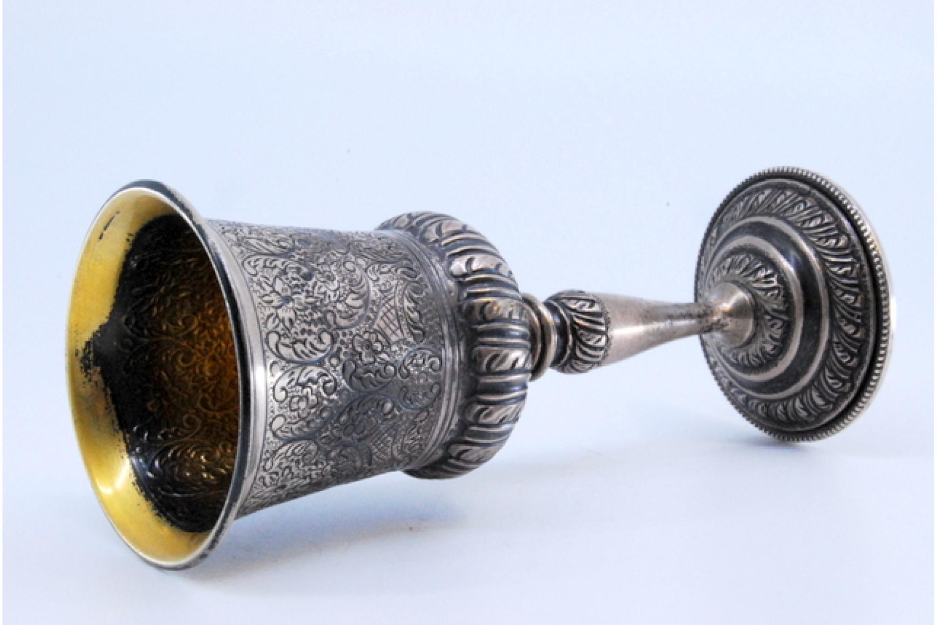 Silver chalice with reliefs on the round base and gold on the inside (20. Jahrhundert) im Angebot