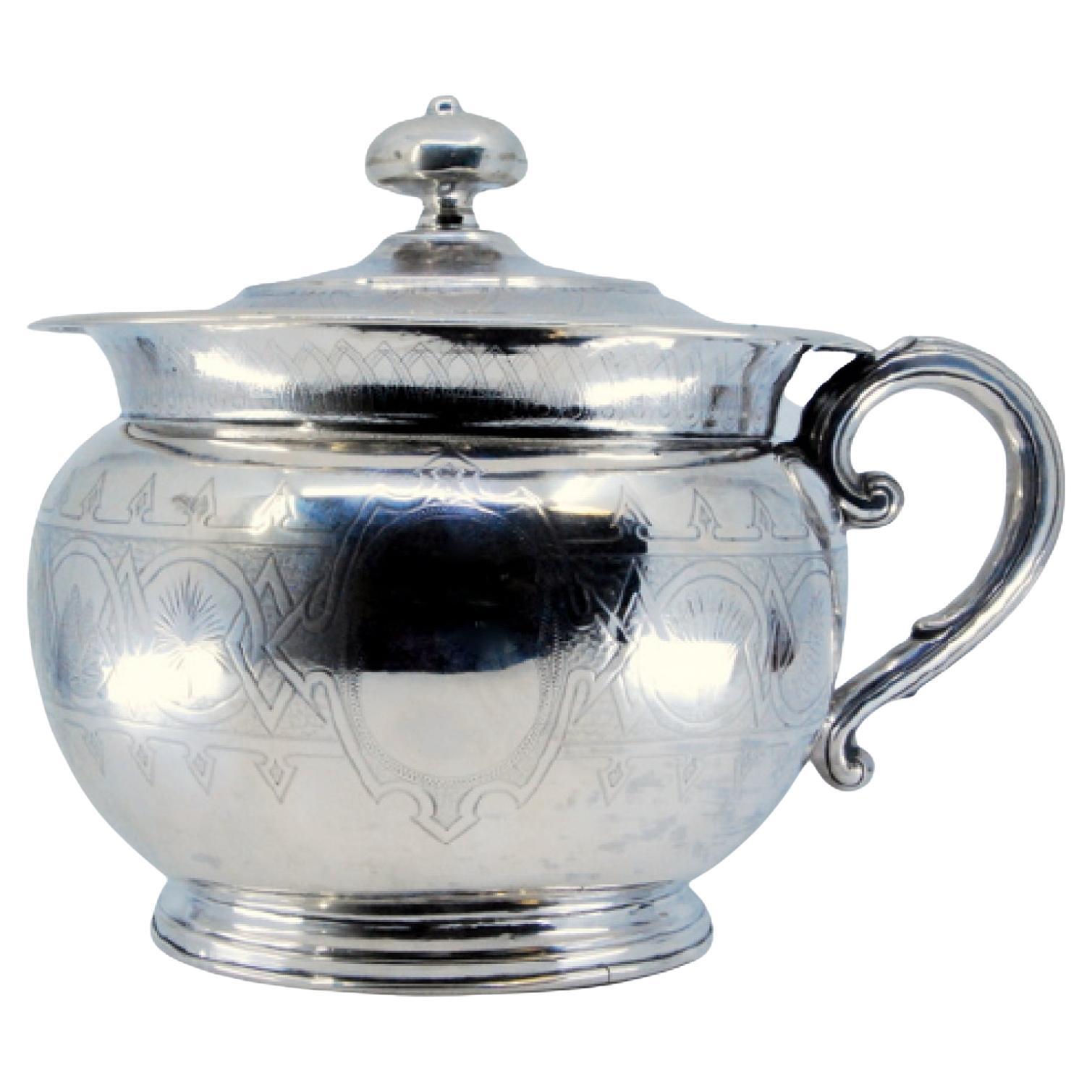Silver chamber pot with circular base reliefs and knob on the removable lid