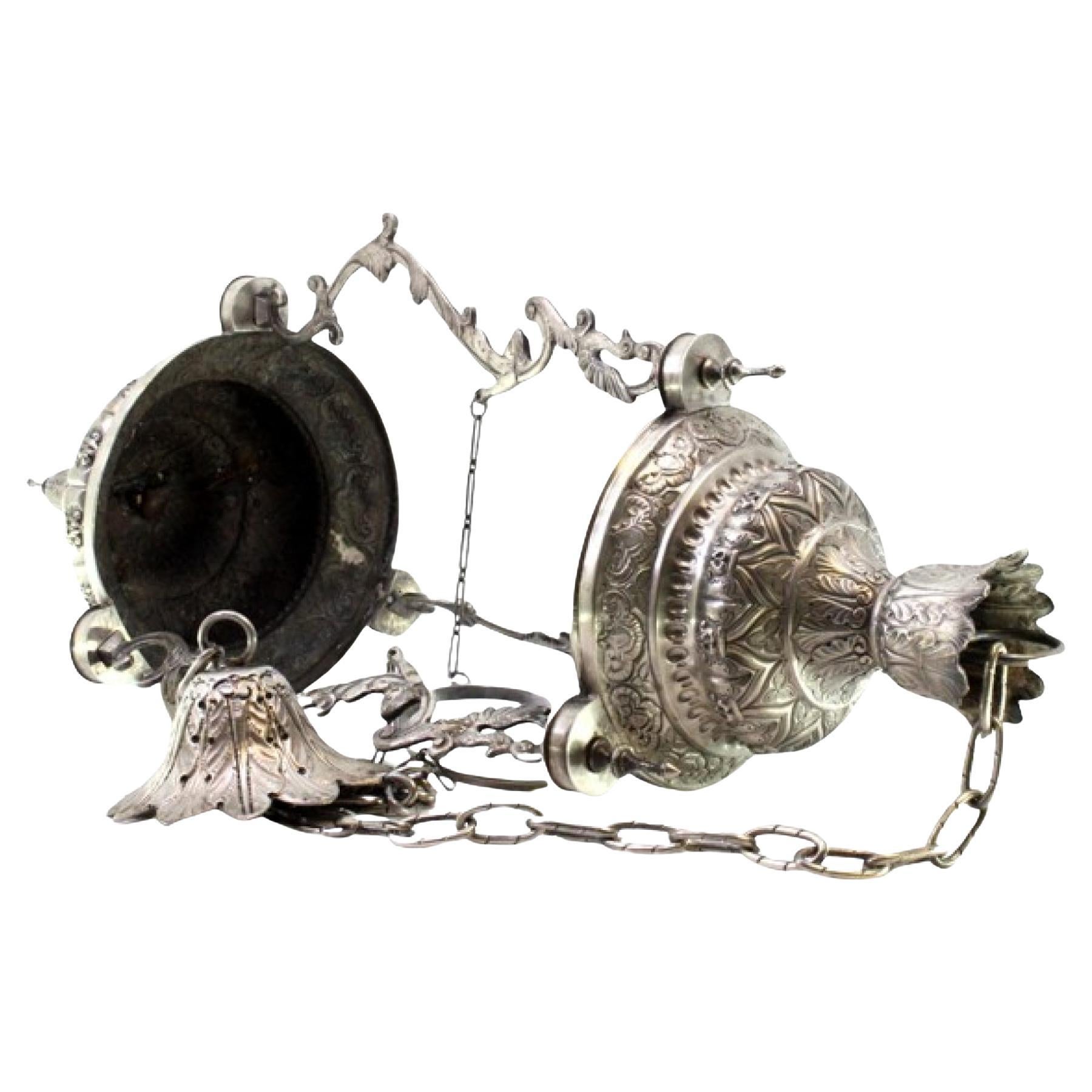 Silver chandelier w/ reliefs, mesh suspension chain, padlock 
ceiling bracket in vendita