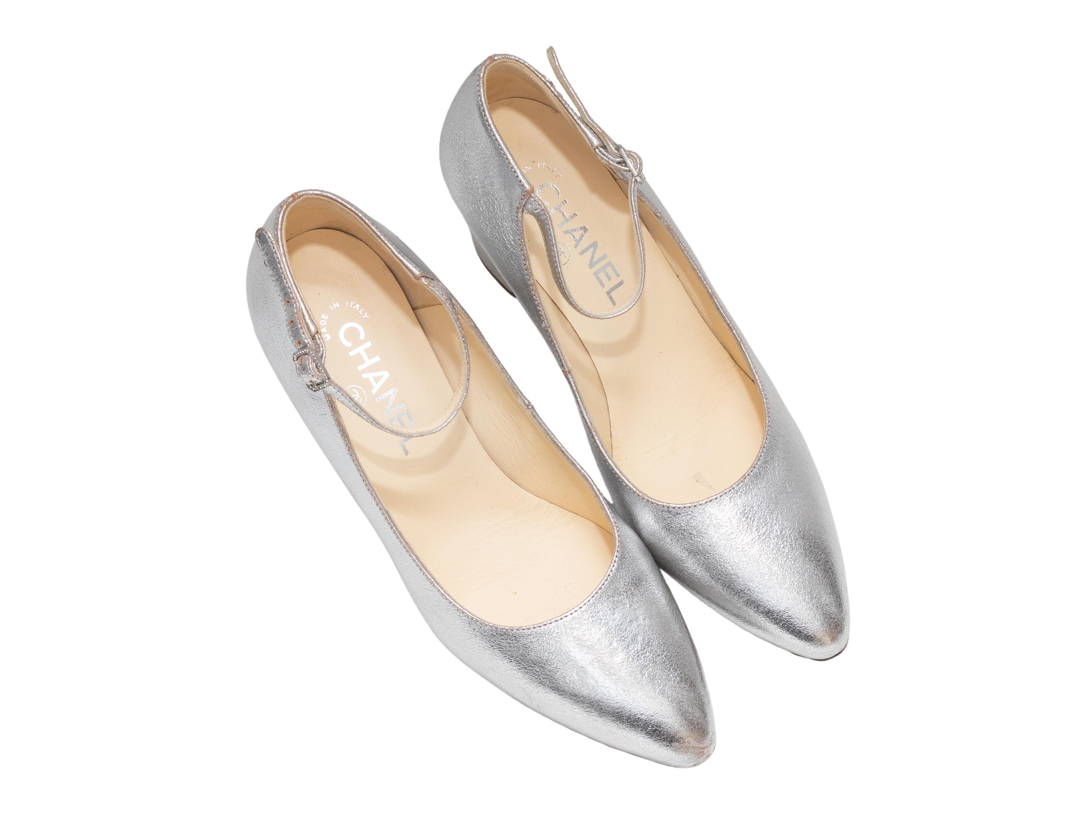 Zapatos de tacón con correa en el tobillo de piel metalizada plateada de Chanel. Cierres de hebilla en las correas del tobillo. Tacón de 3 cm de altura.

Talla del diseñador: 8
Talla recomendada en EE.UU.: 38

