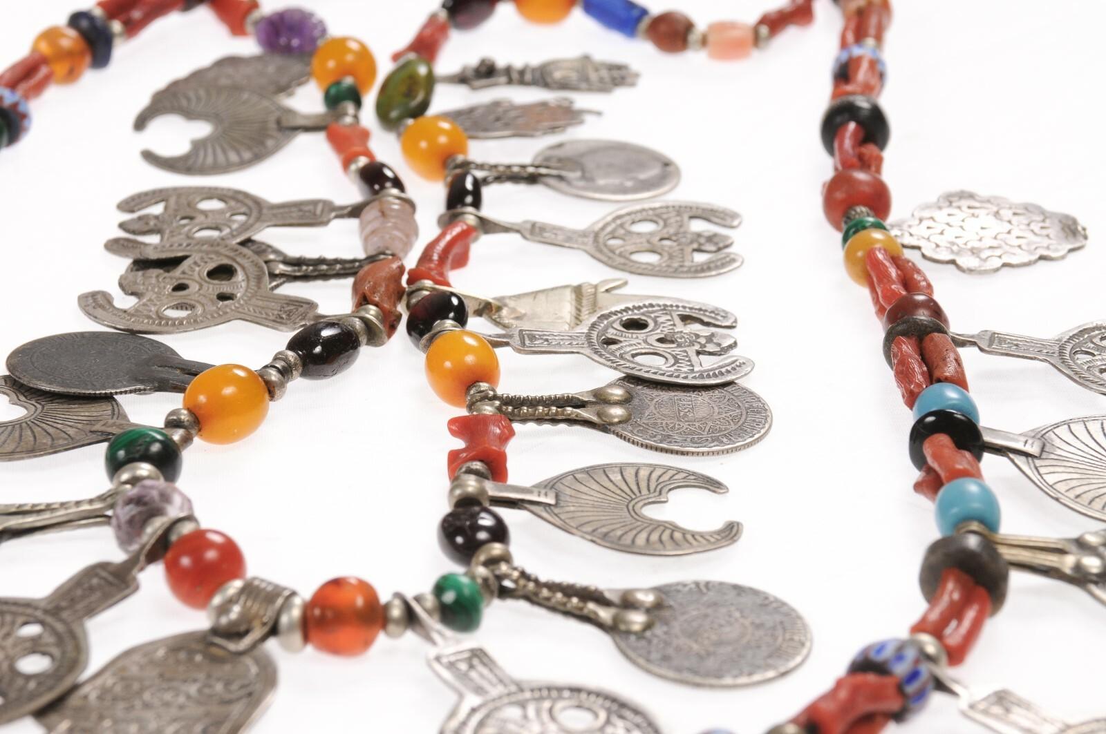 Collier de breloques et de perles en argent en vente 6