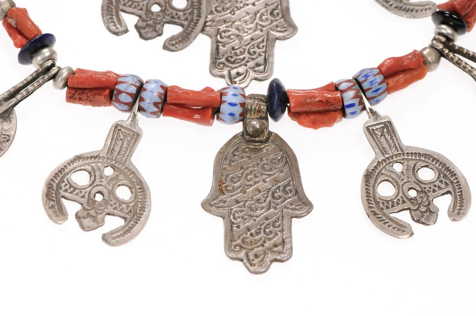 Collier de breloques et de perles en argent en vente 7
