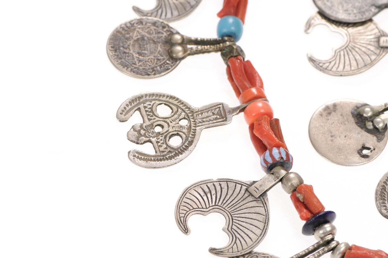 Collier de breloques et de perles en argent en vente 8