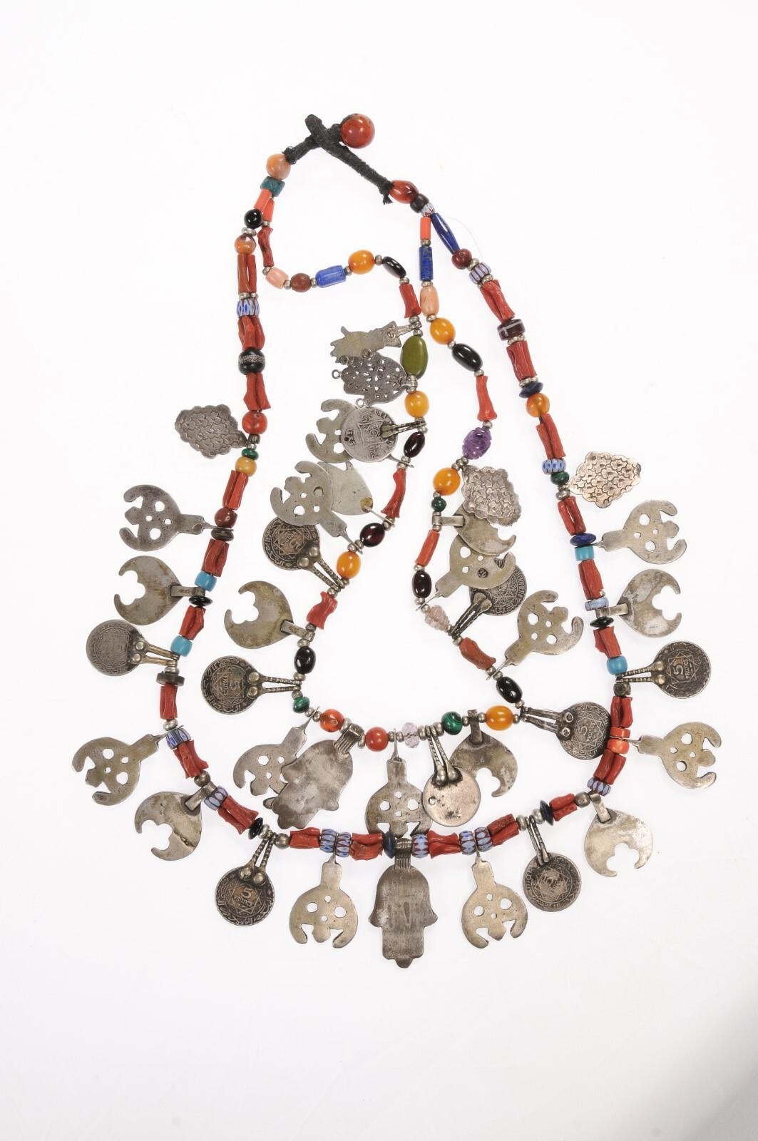 Collier de breloques et de perles en argent en vente 9