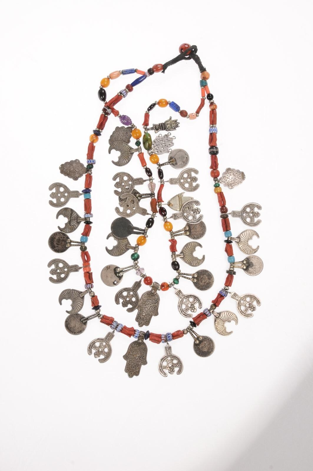 Collier de breloques et de perles en argent Bon état - En vente à Atlanta, GA