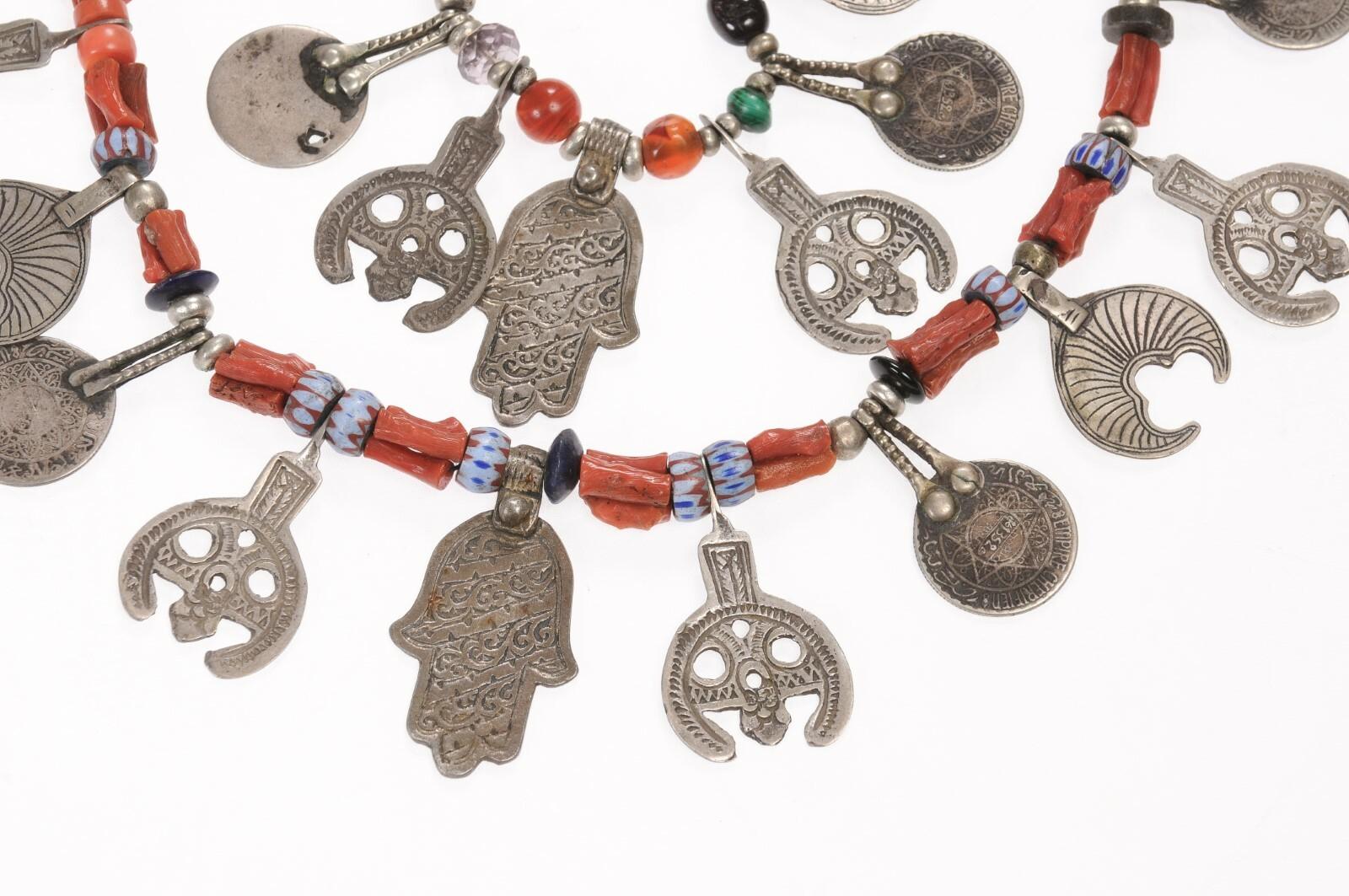 Collier de breloques et de perles en argent Unisexe en vente