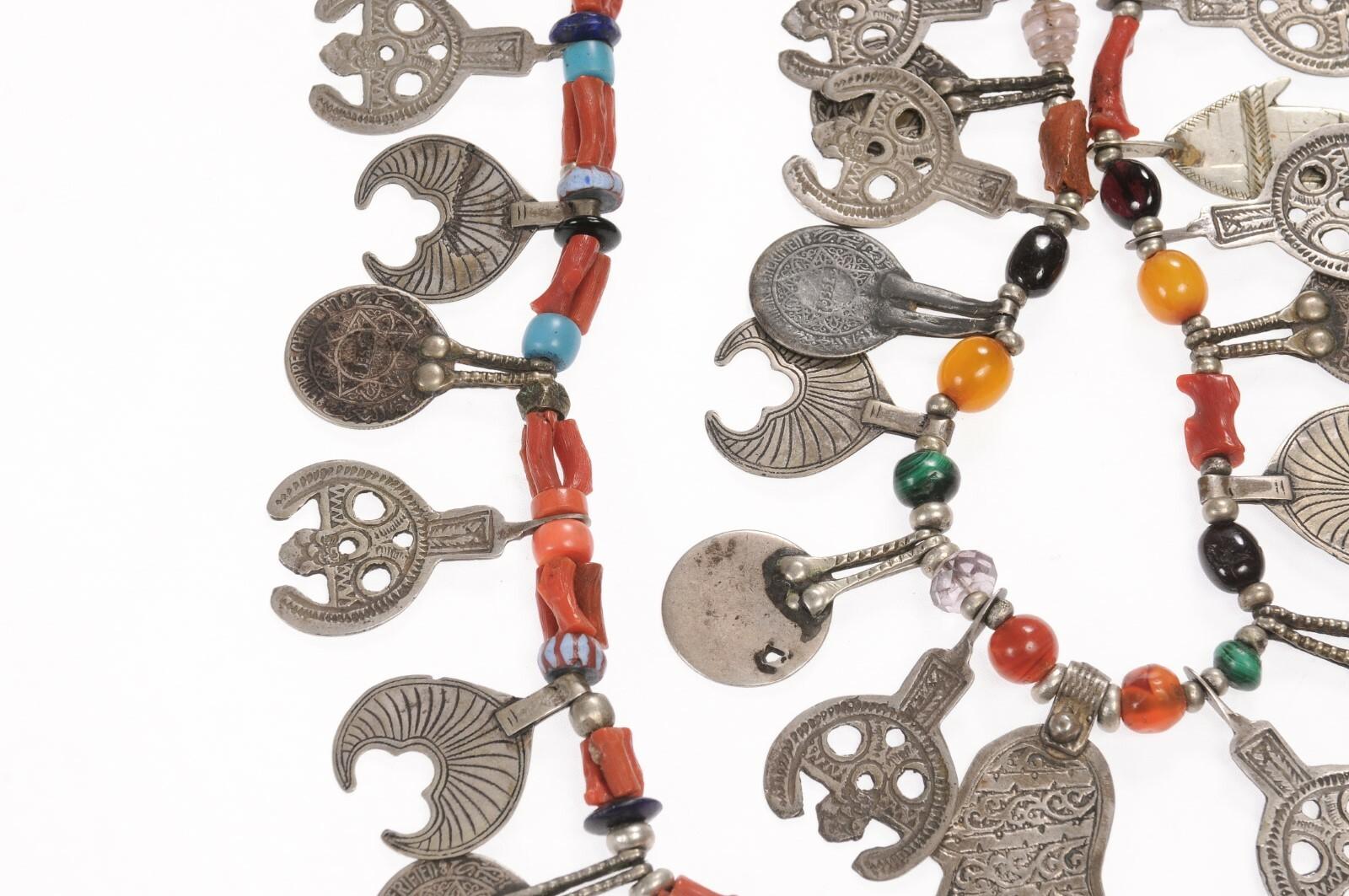 Collier de breloques et de perles en argent en vente 1